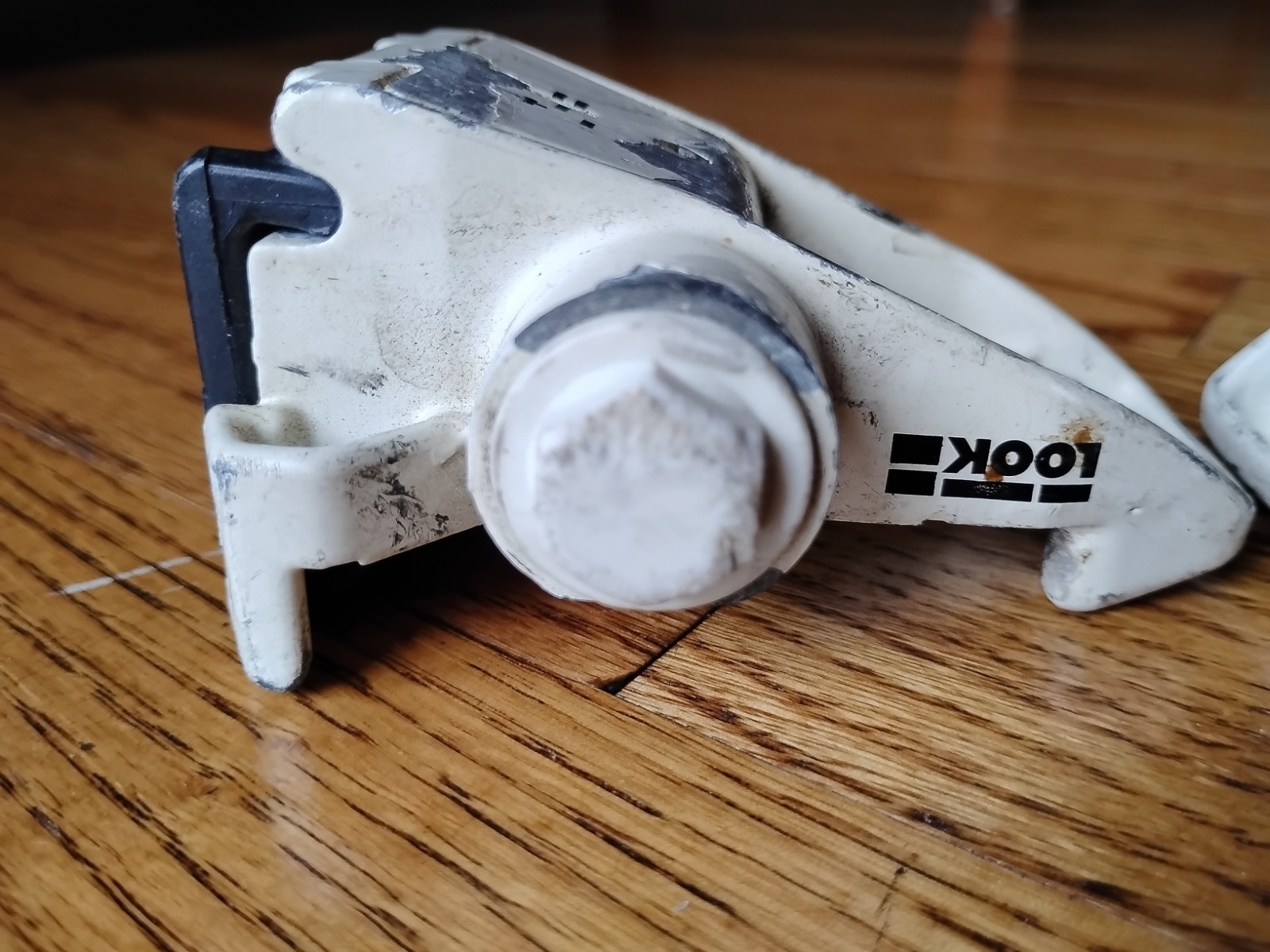 Vintage 1980’s Look Clipless Pedals 9/16″ White