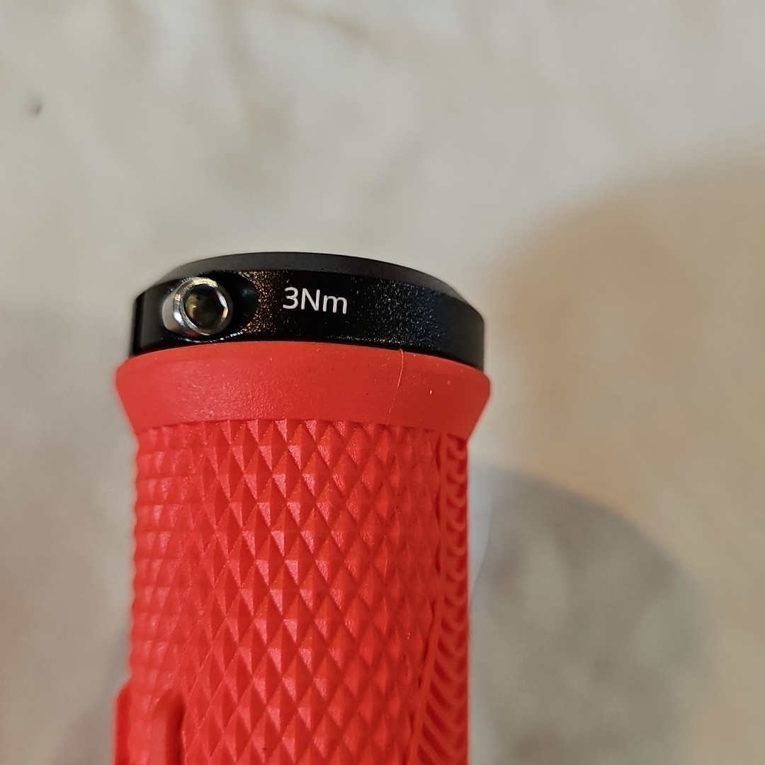 NIB Giant Tactal Pro Single Lock On Grips 132mm Wide on design 35 mm diameter