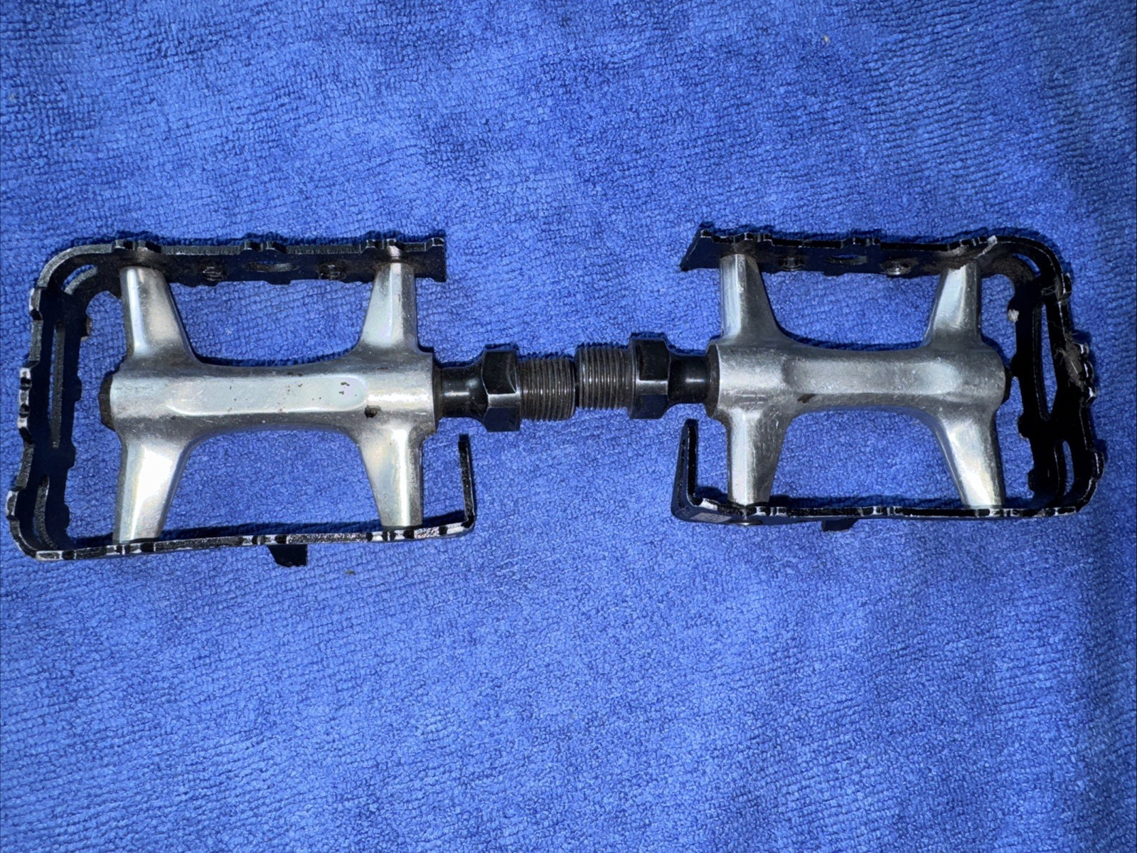 ODYSSEY SVELTE PEDALS 9/16 BLACK USED FOR PARTS ONLY RIGHT CAGE BROKEN LEFT OK