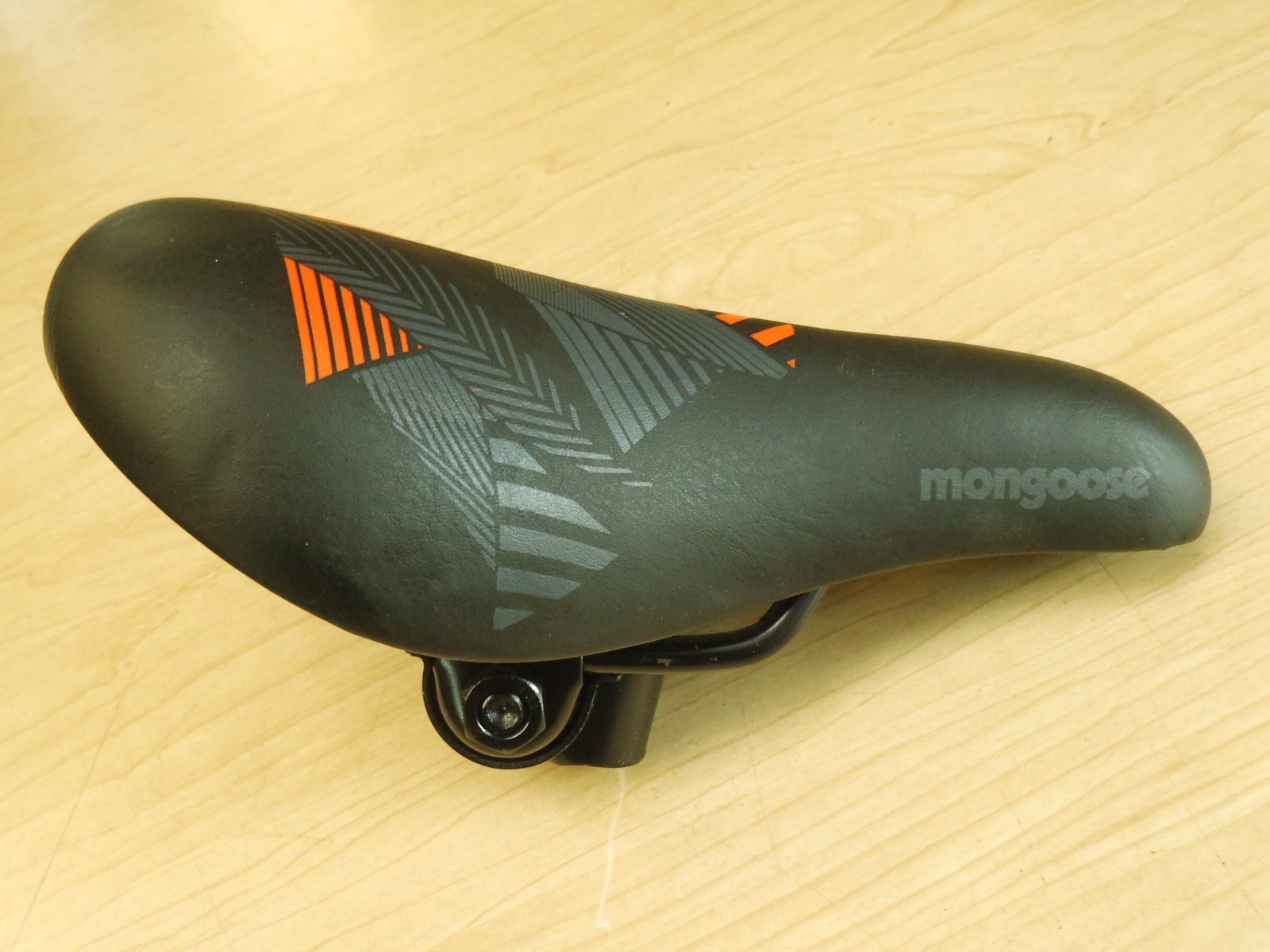 MONGOOSE KIDS’/YOUTH BLACK/ORANGE BICYCLE SADDLE/SEAT BIKE PARTS 753