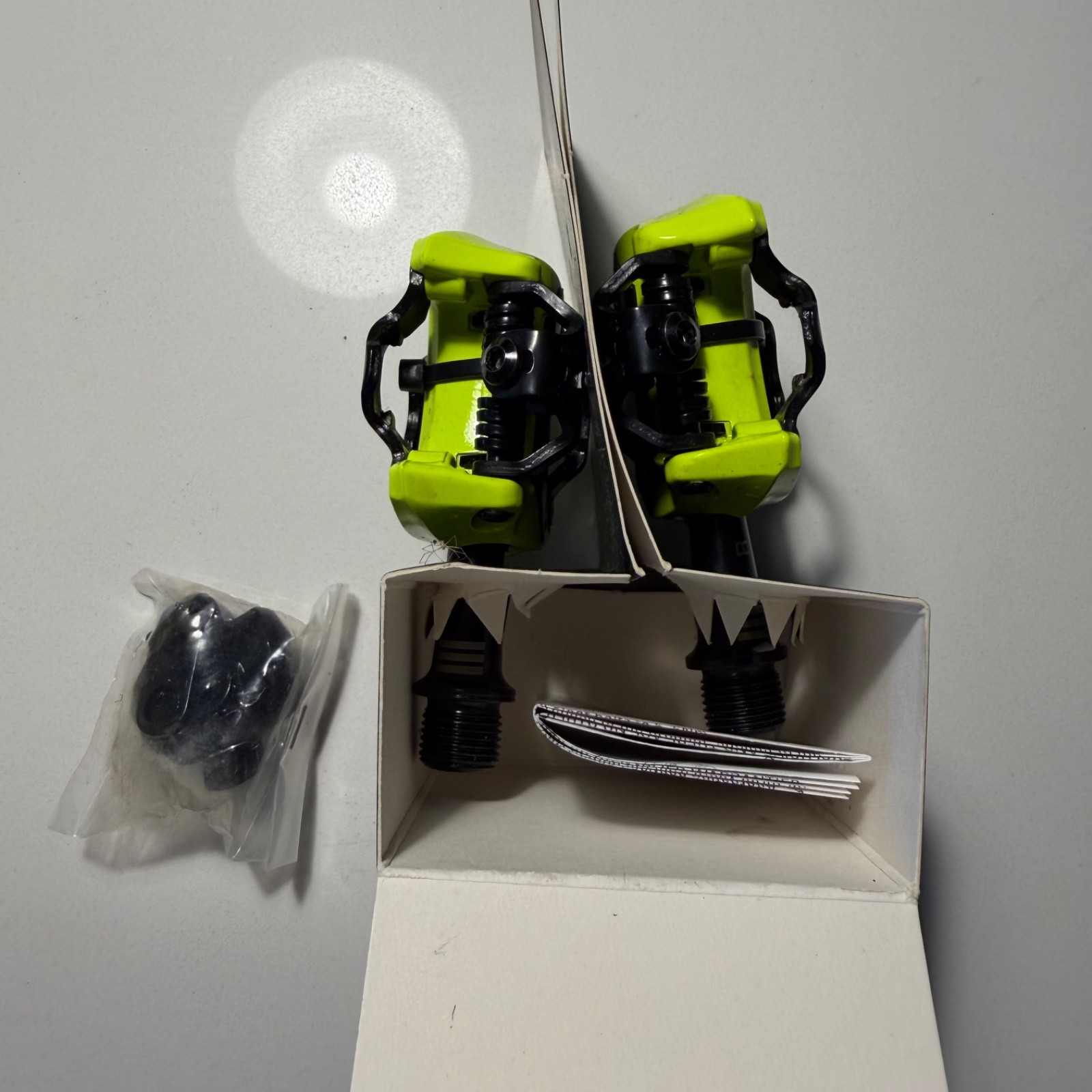 iSSi Flash III Clipless Pedals w/ Cleats: Brand-New