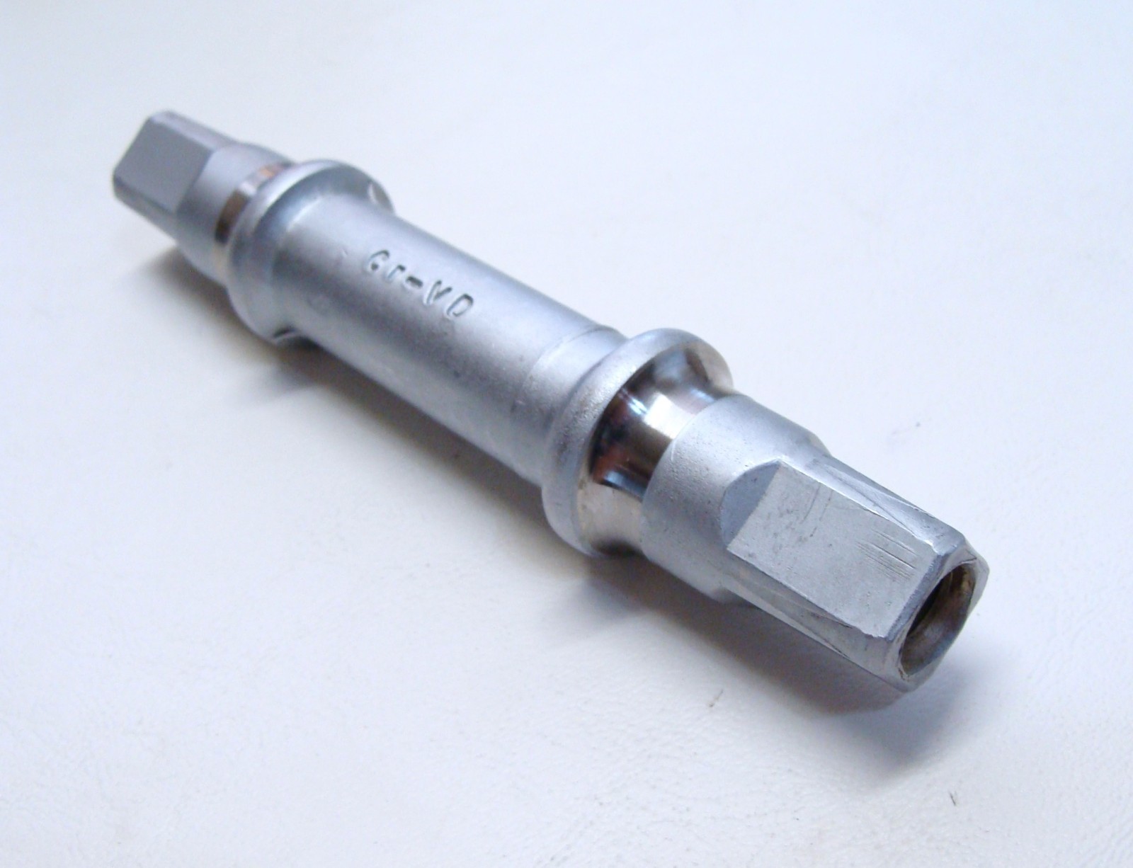 ~ NOS YST Road Bike CroMo Three Piece Bottom Bracket Axle Spindle 113.5mm 3J ~
