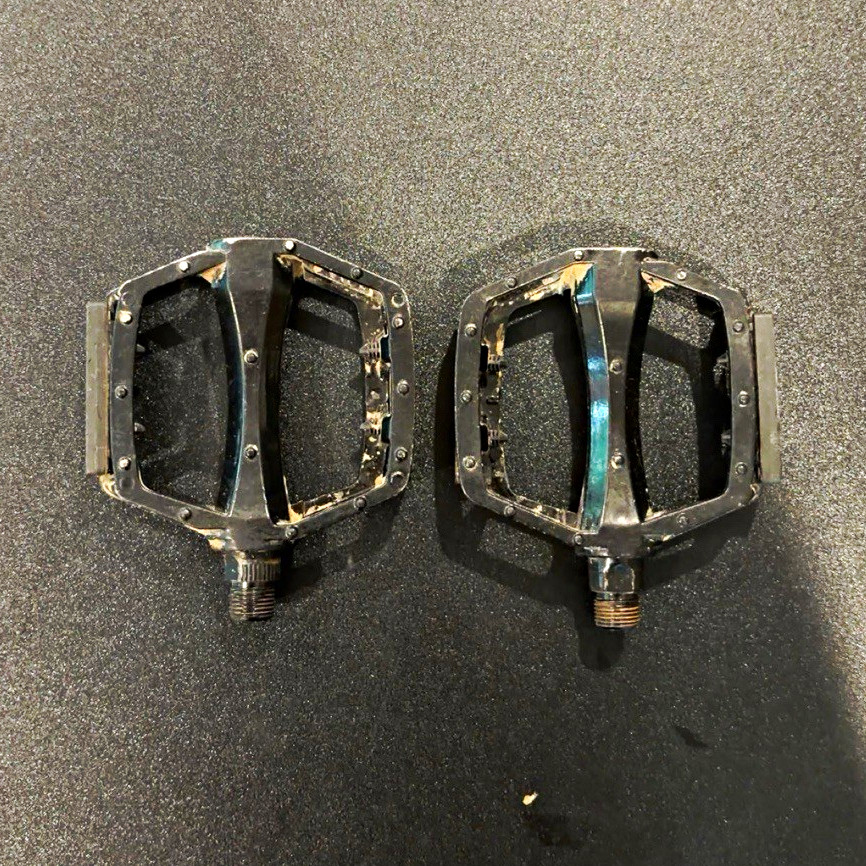 Black Platform Bike Pedals Pair w/ Amber Reflectors 9/16 BMX MTB ebike Plastic