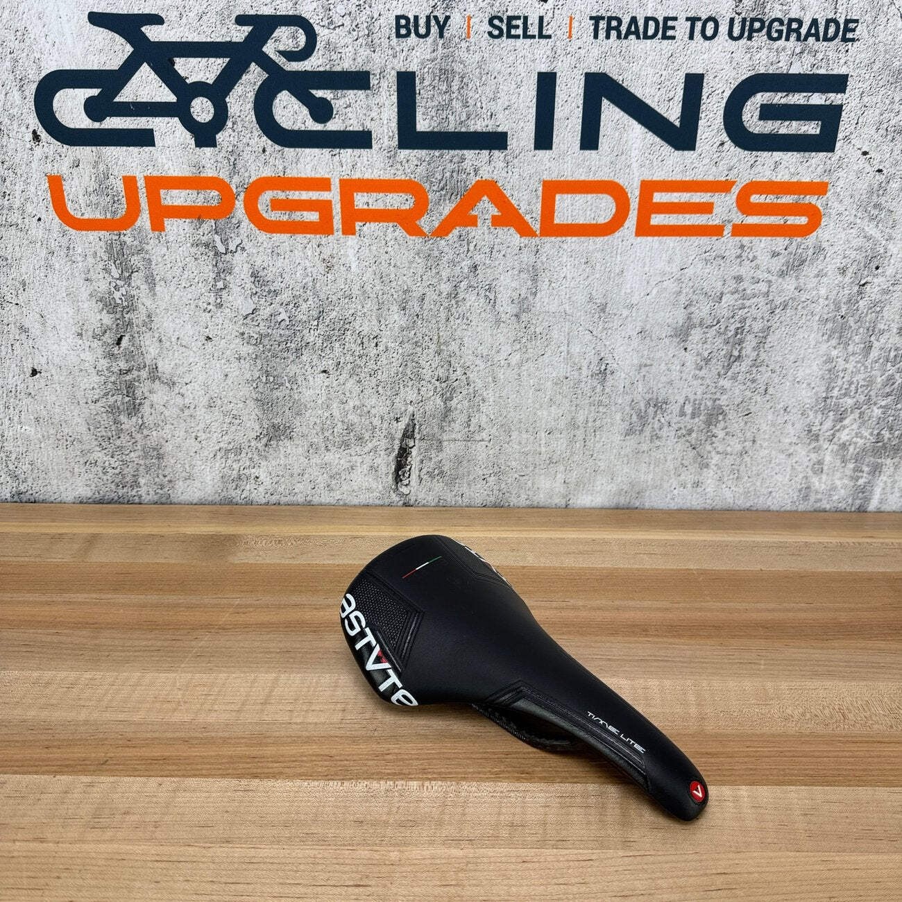 Low Mile! Astute Time Lite 7x9mm Carbon Rails 138mm Bike Saddle 189g