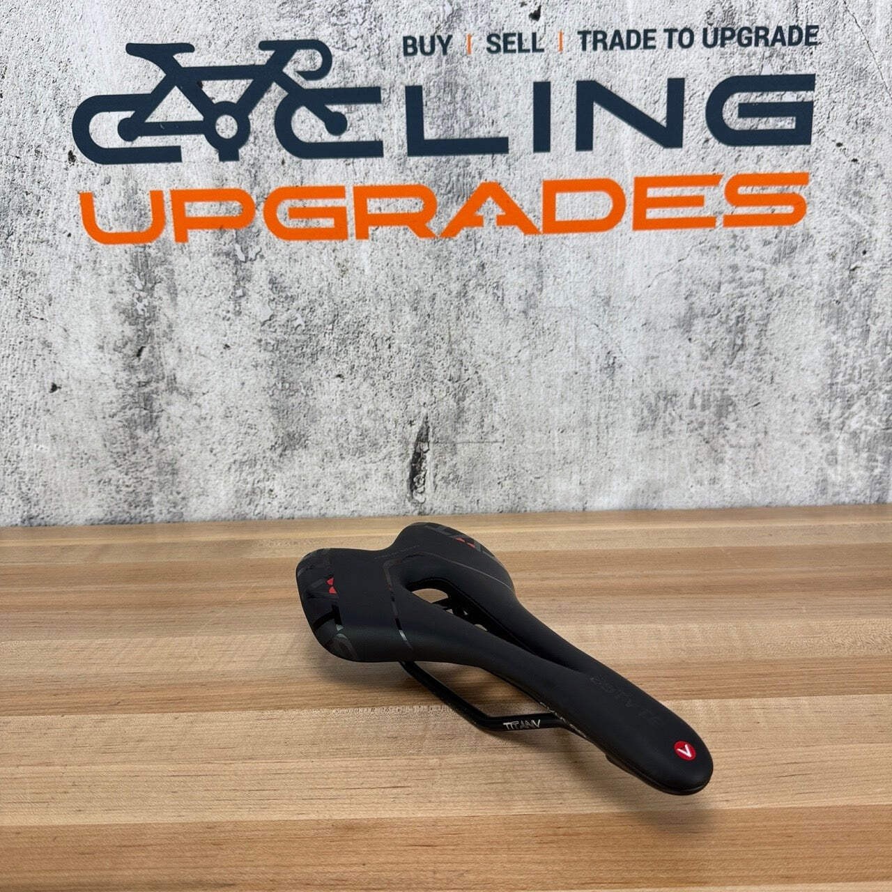 Light Wear Astute SkyLab 135mm TitanV 7x7mm Titanium Rails Bike Saddle