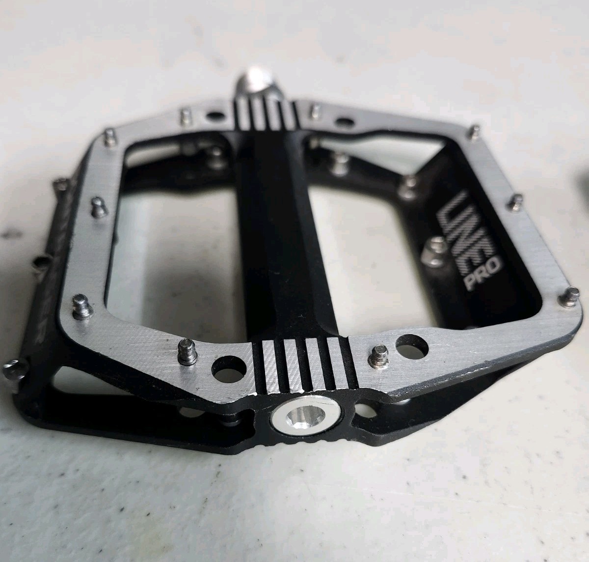 Bontrager Line Pro Flat Pedals, Aluminum, 9/16 spindle, Black Silver