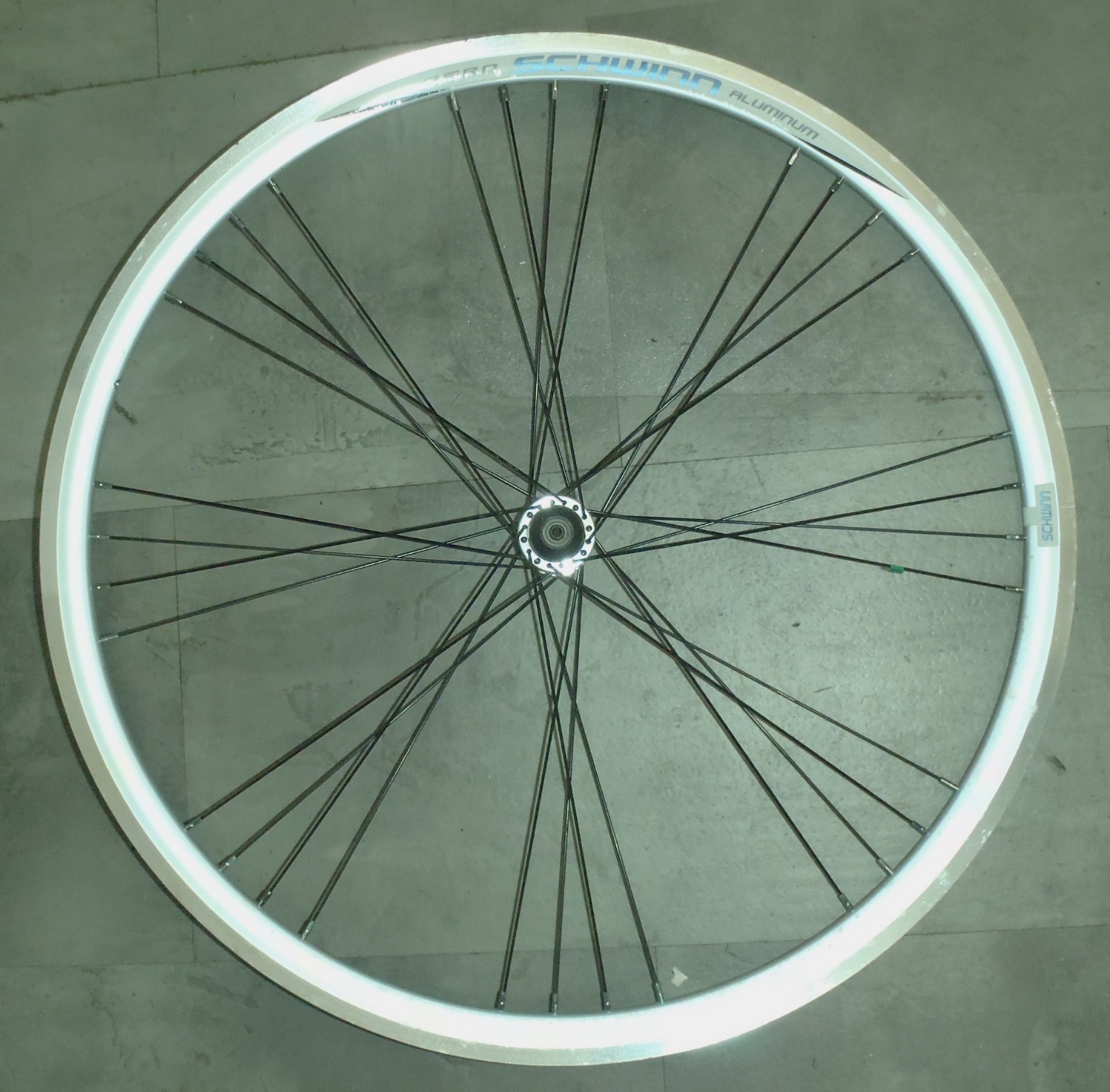 SCHWINN AERO FRONT 700C SILVER ALUMINUM RIM/HUB BICYCLE RIM FWH65