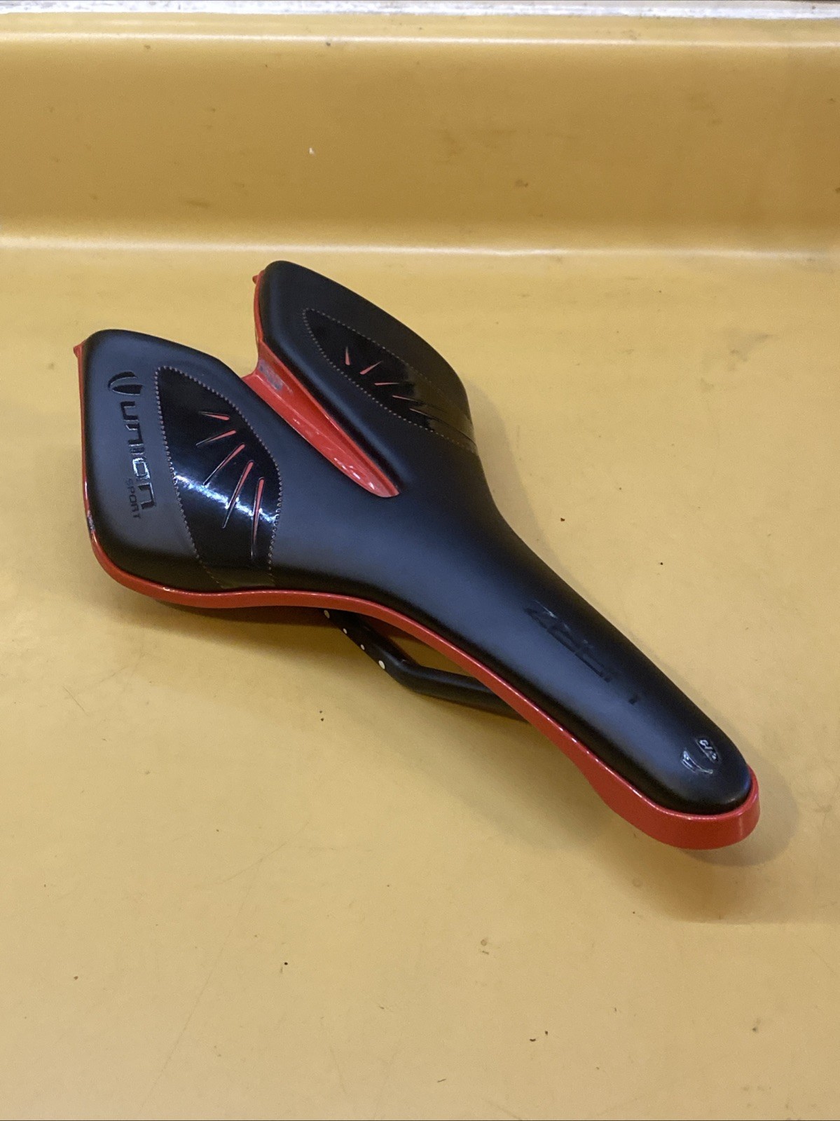 Black & Red UNION SPORT HARZ 265mm x 145mm Carbon Rail Saddle