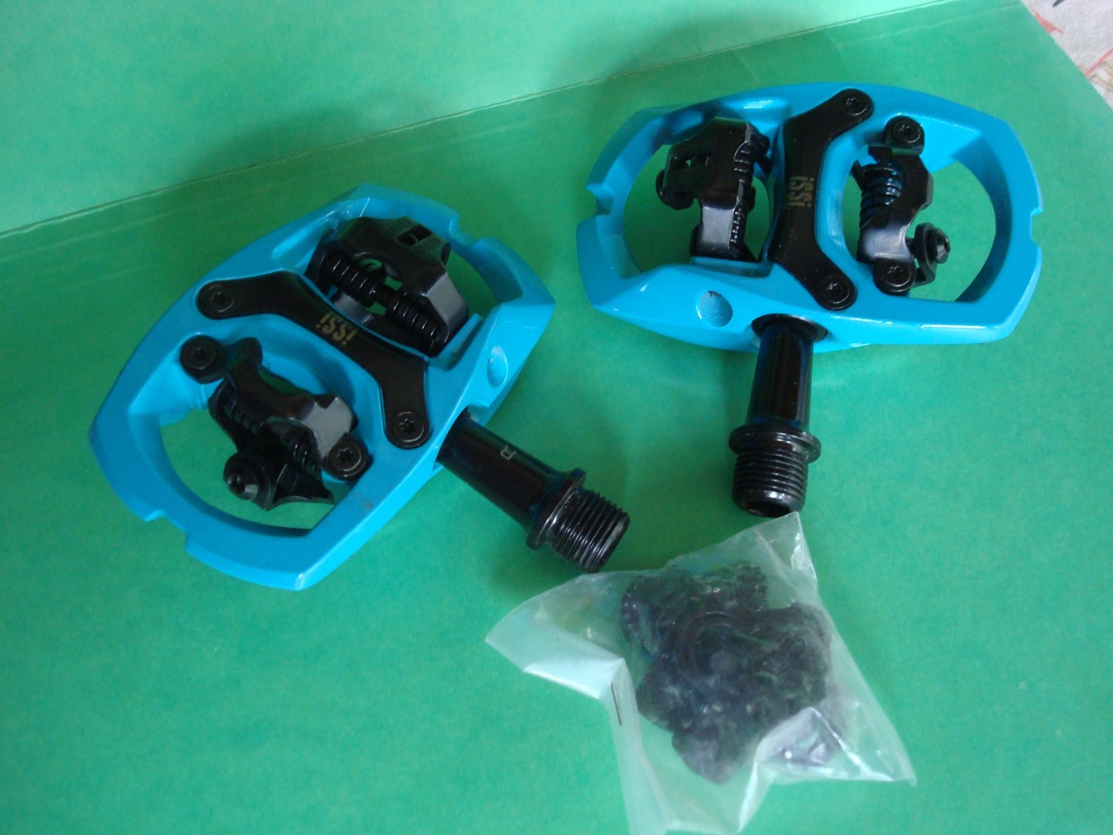 iSSi Trail II Clipless SPD Pedal- Dual Sided Bright Teal with cleats