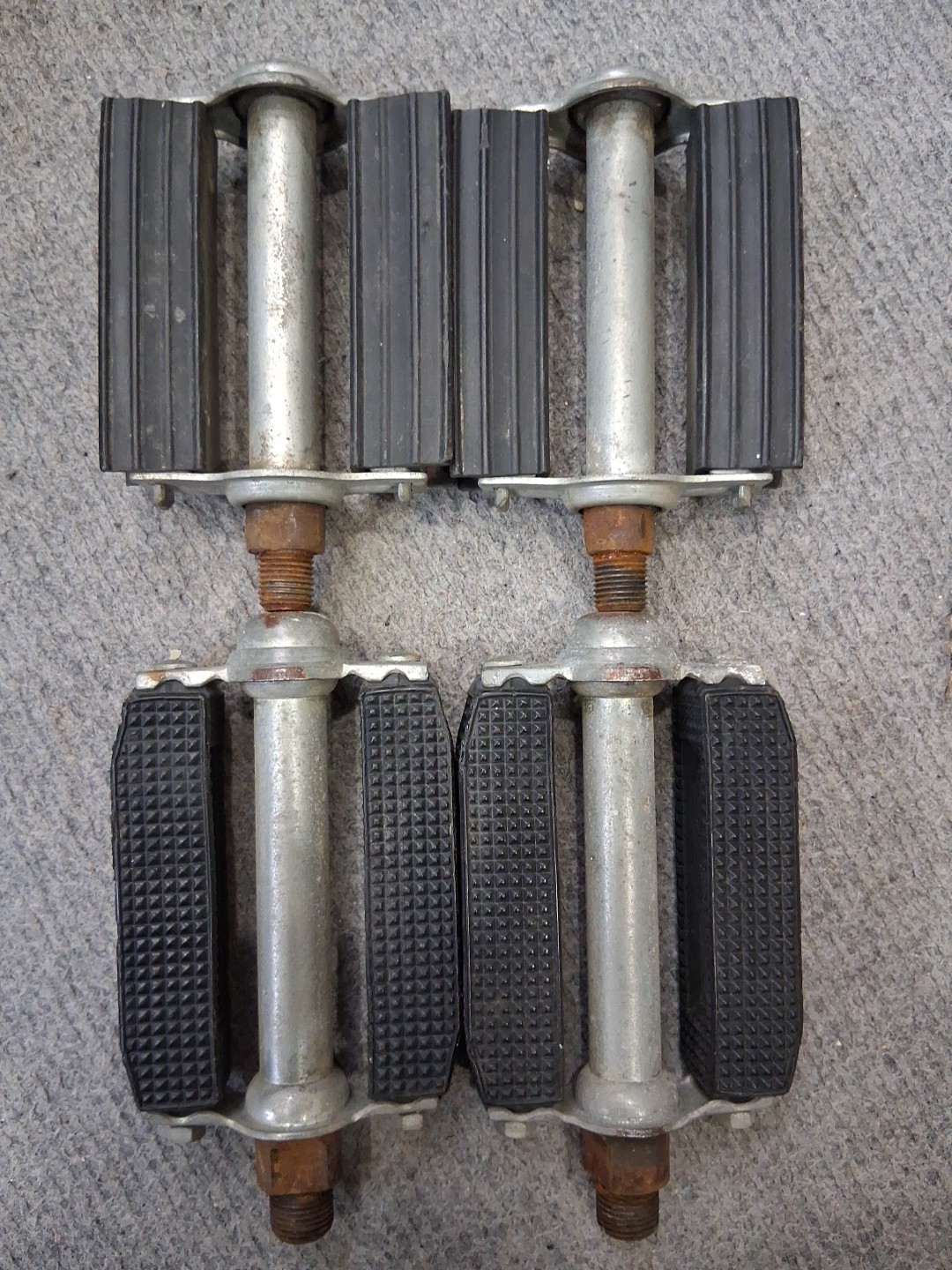 2 SETS VINTAGE BIKE PEDALS W/ REFLECTORS
