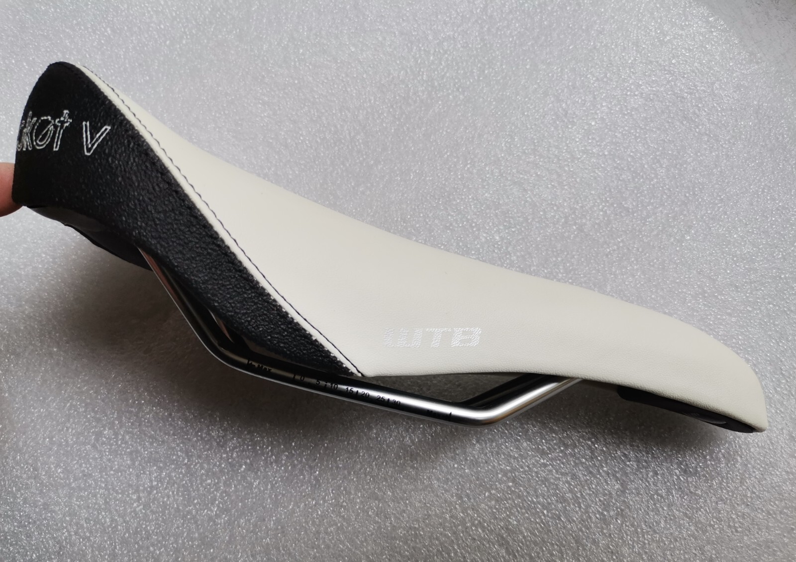 NEW WTB ROCKET V SADDLE SEAT MTB CITY BIKE WHITE 268mm x 130mm