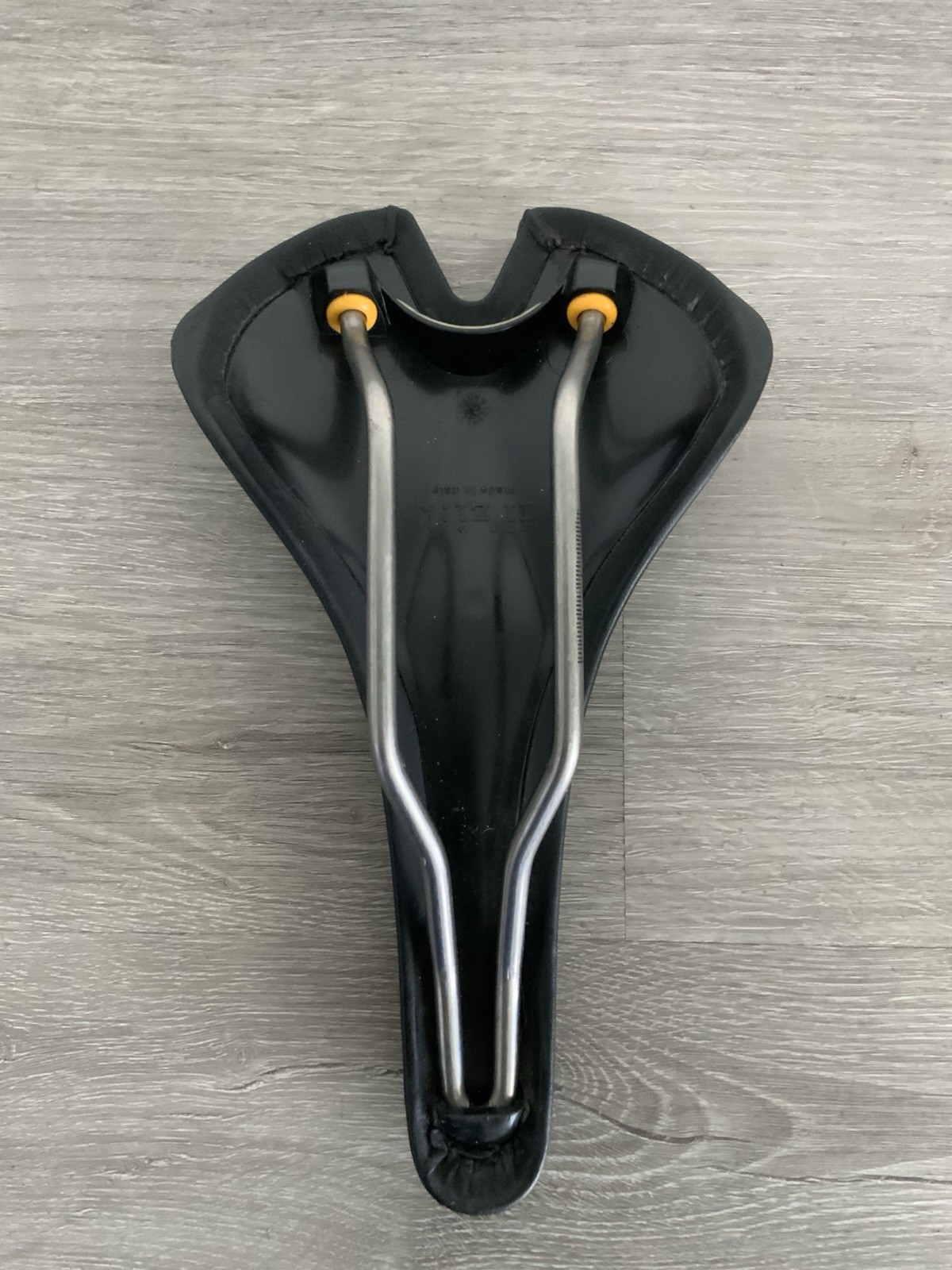 FIZIK VITESSE ROAD BIKE SADDLE 264 GRAMS 150 MM X 280 MM DISPLAY ONLY TITANIUM