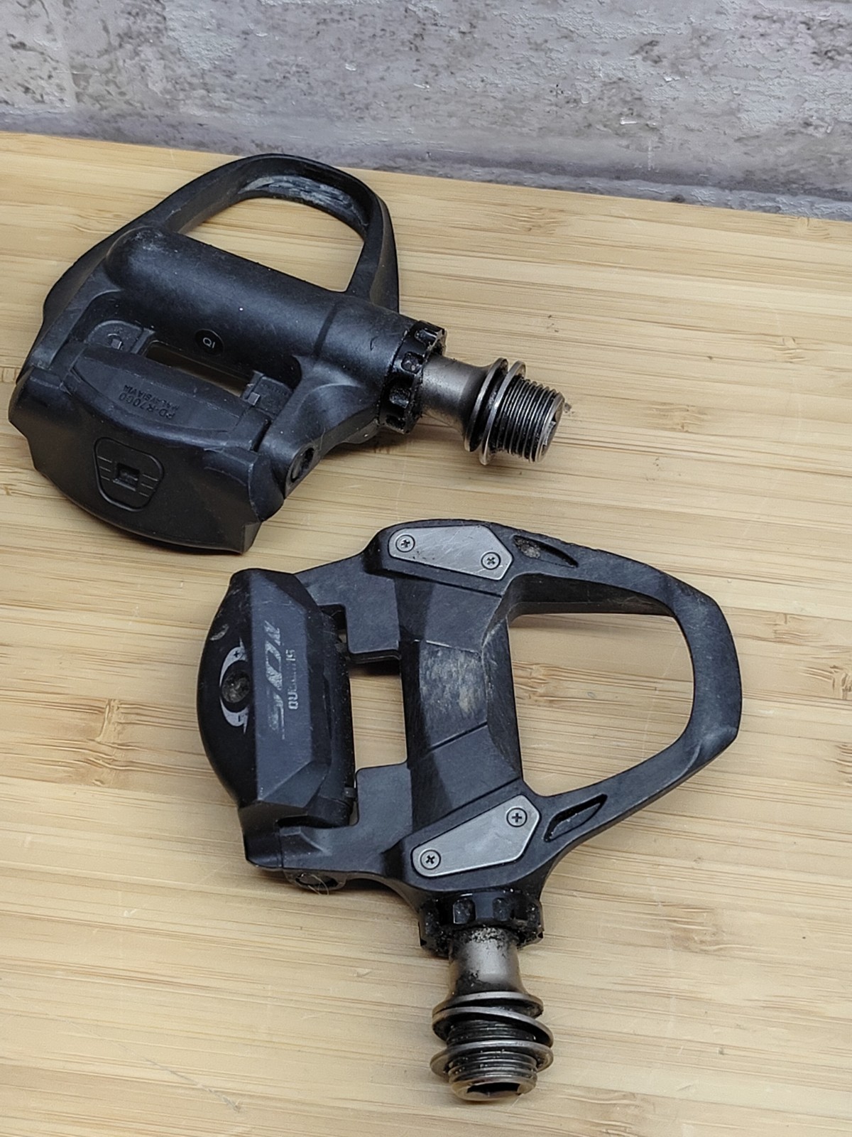 Shimano 105 PD-R7000 Carbon Fiber SPD-SL Clipless Pair Pedals Road Bike Black