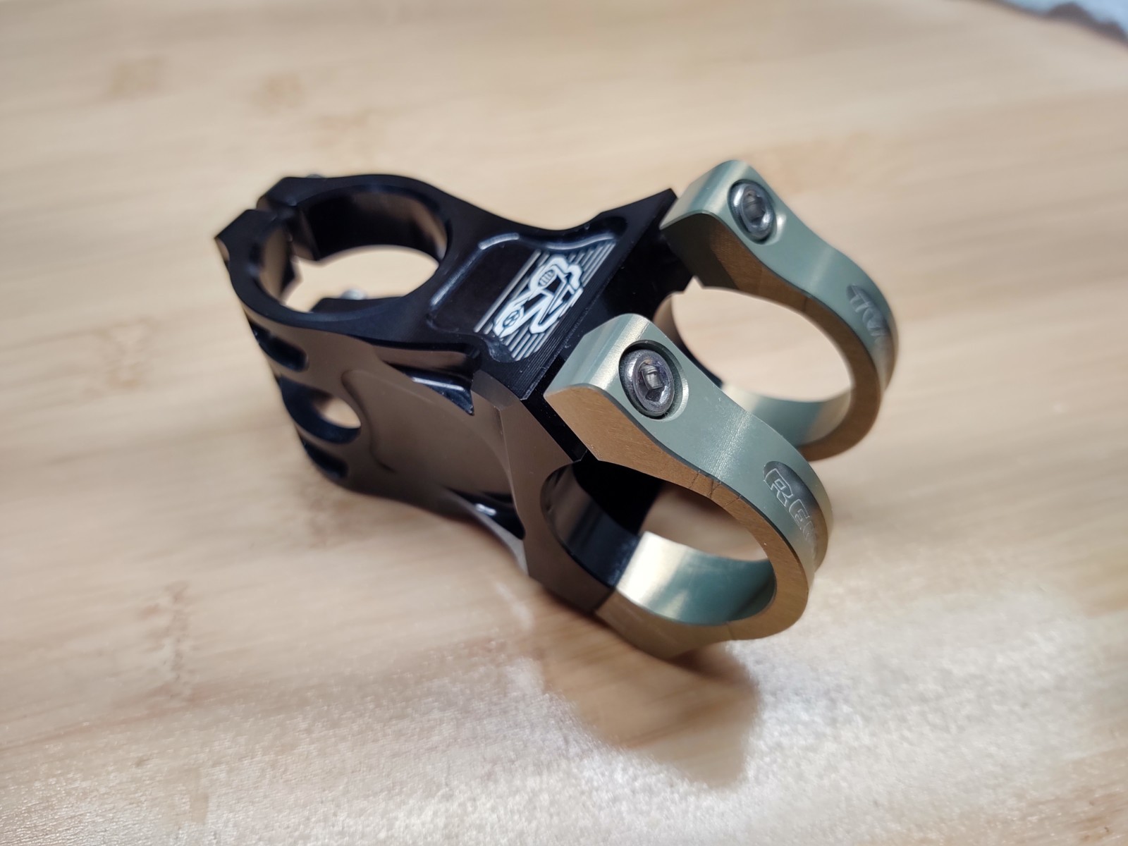 Renthal Apex Stem – 60mm, 31.8 Clamp, +/-6, 1 1/8″, Aluminum, Black/Gold