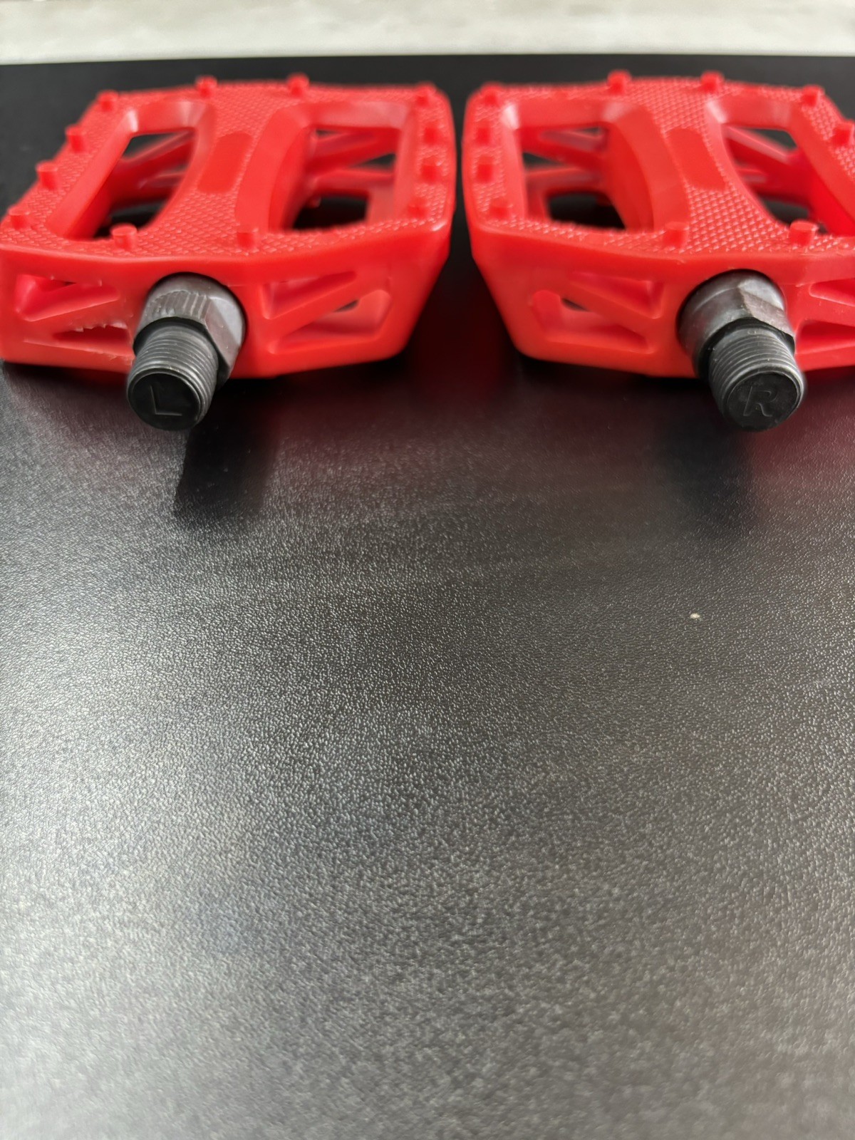 Resin Body Pedals 9/16″ RED