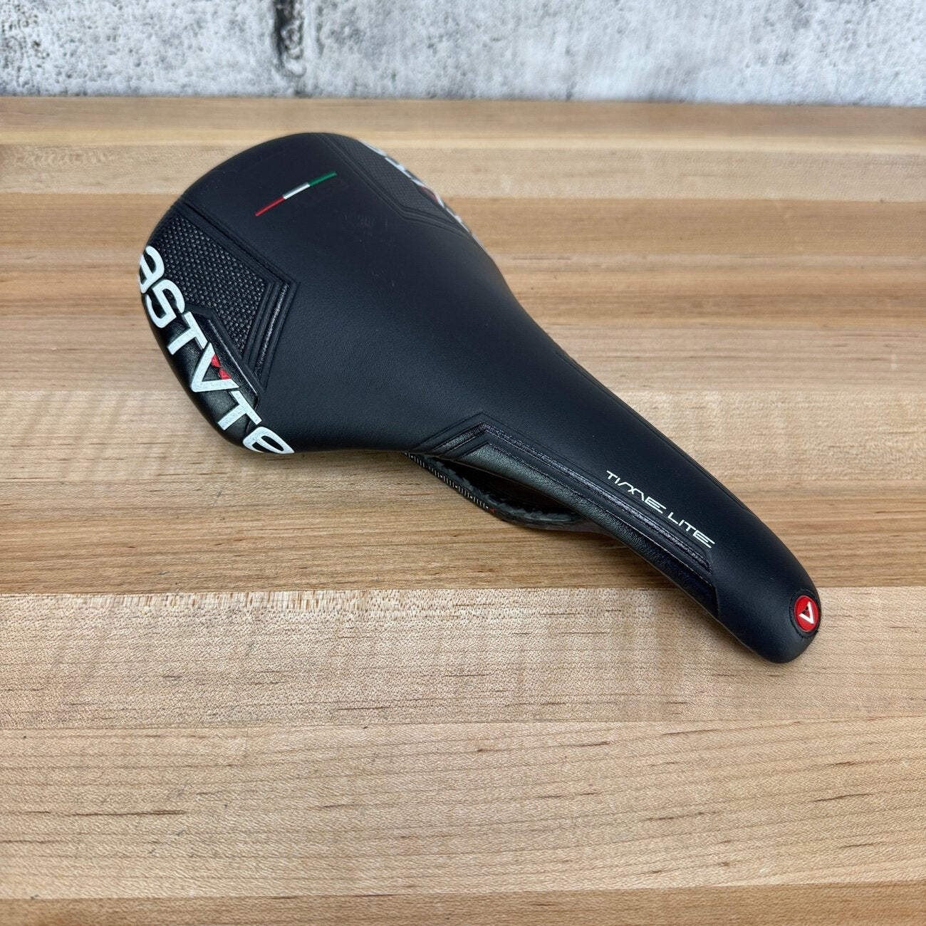Low Mile! Astute Time Lite 7x9mm Carbon Rails 138mm Bike Saddle 189g