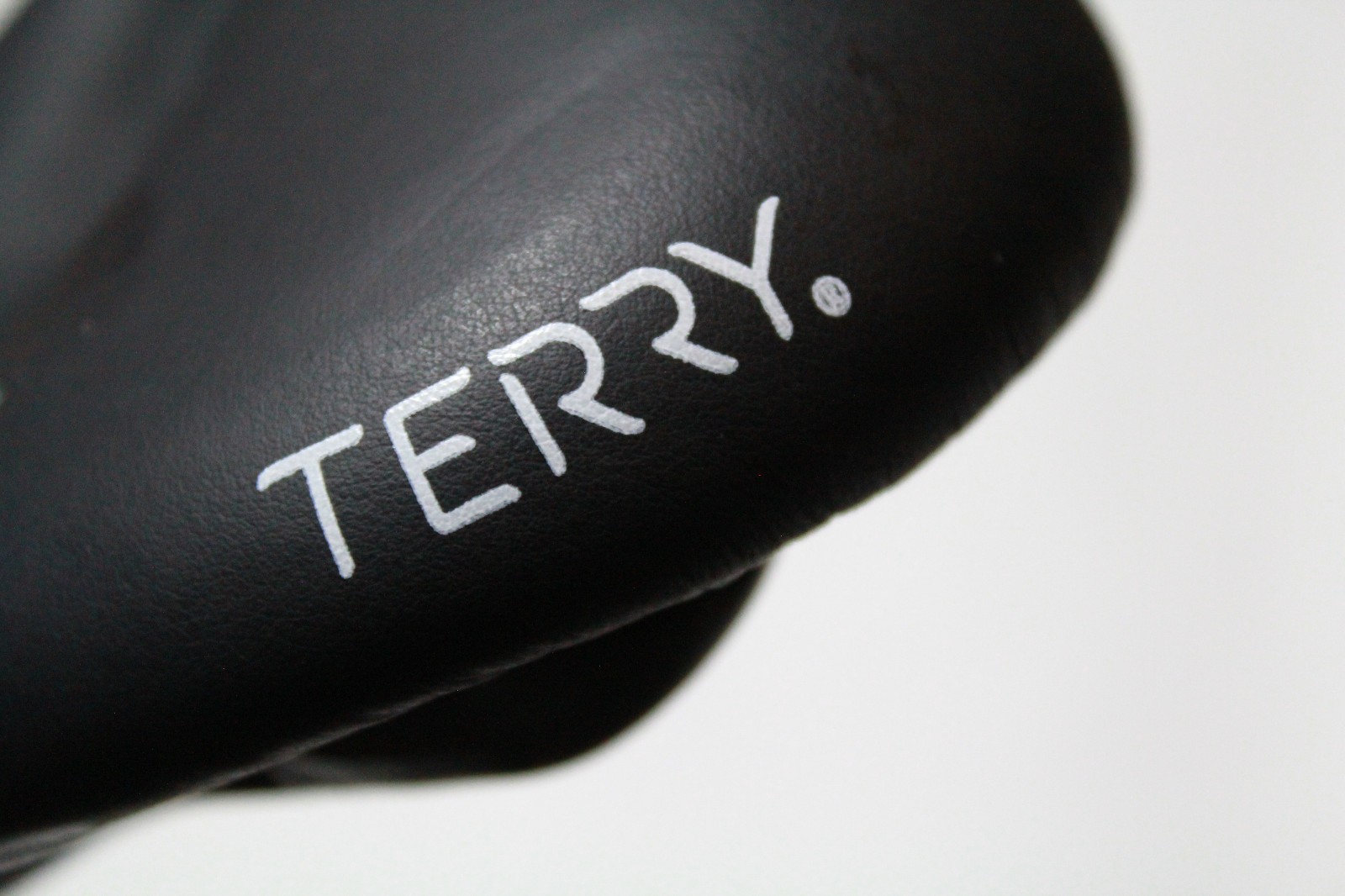 Terry Butterfly Century Womens Saddle Relief Cutaway 152x262mm Ti Rails 268 Gr
