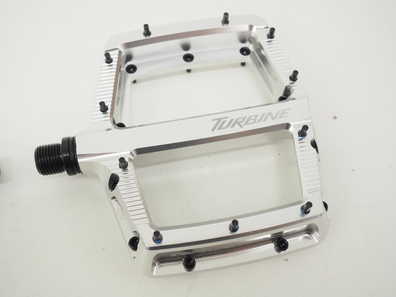 New! Race Face Turbine Platform MTB Mountain Bike Pedals – Silver Chrome 2026
