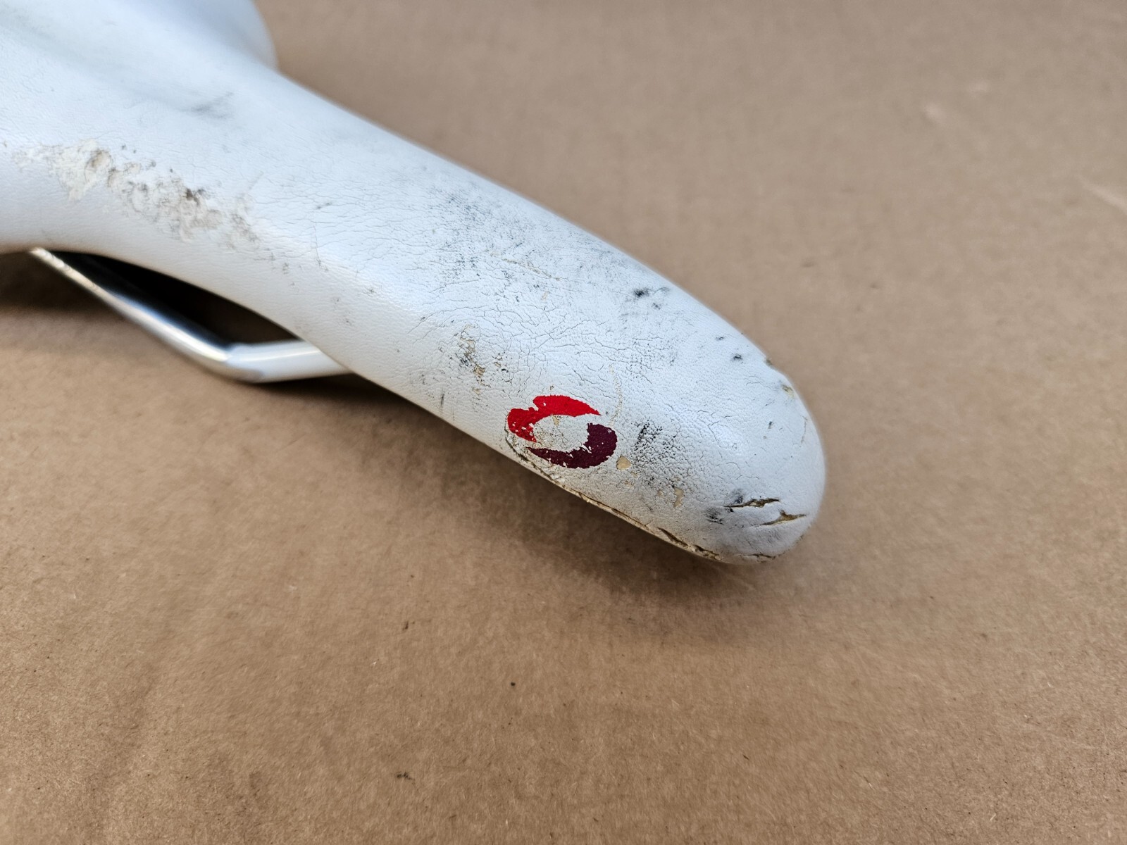 Oval Concepts (Fuji) 300 Road Bike Saddle White Red