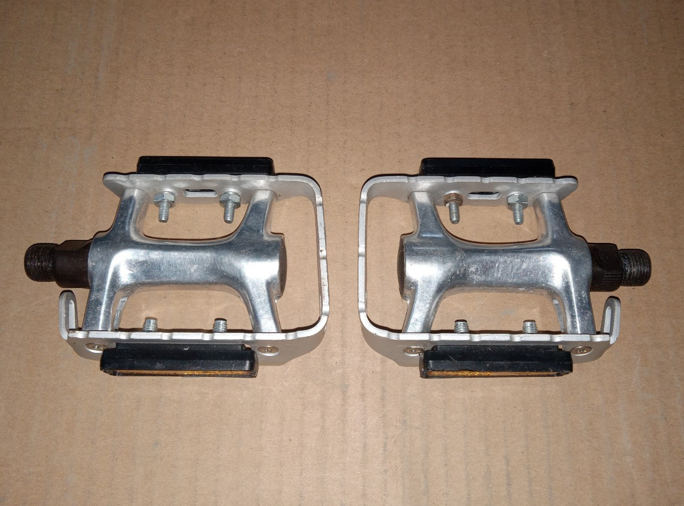 Wellgo LU-944 Mountain Biking Road Touring Pedals 9/16″ Silver Color