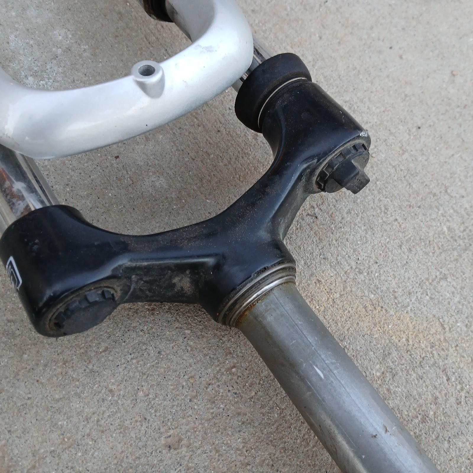 SR Suntour Suspension Fork 24.5” SF11-XCT-JR-24 from a Specialized Hotrock