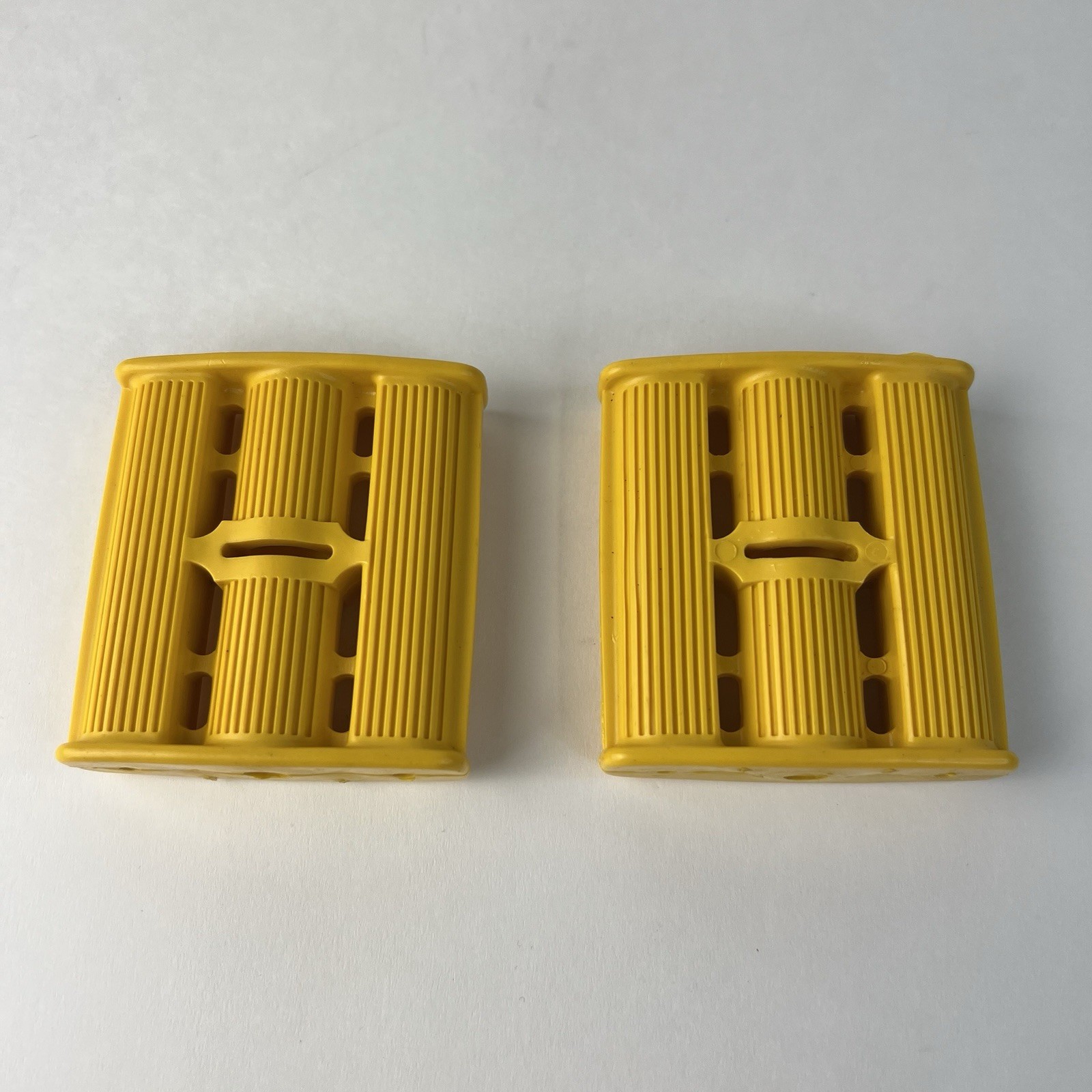 VINTAGE TRICYCLE PEDALS YELLOW 7/16″ ID FITS ELGIN COLSON MURRAY HUFFY AMF NOS