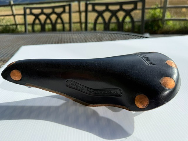 NOS Vintage Brooks Professional «Pre-Softened» Leather Saddle – March 1999 – Unm