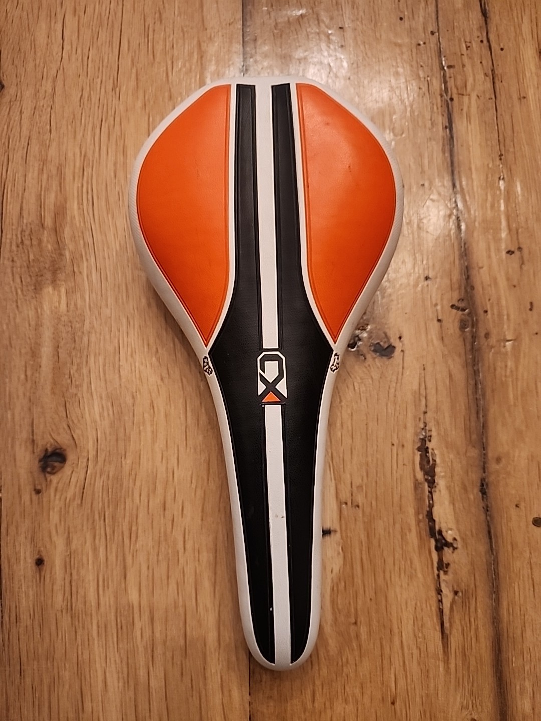 SDG Bel-Air Kona saddle, steel rail – Orange, White, Black