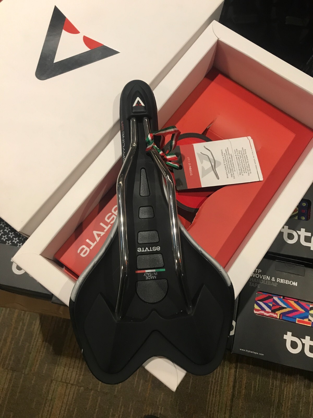 Astute Skyline SR Bike Saddle black-silver-BLACK 135mm Titan-V Rail Road