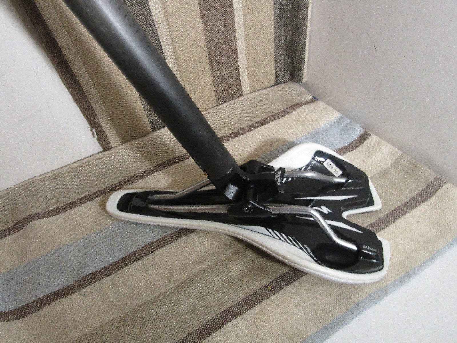 Specialized Toupe Expert 143mm Road Bike Saddle Body Geometry White w/ Post