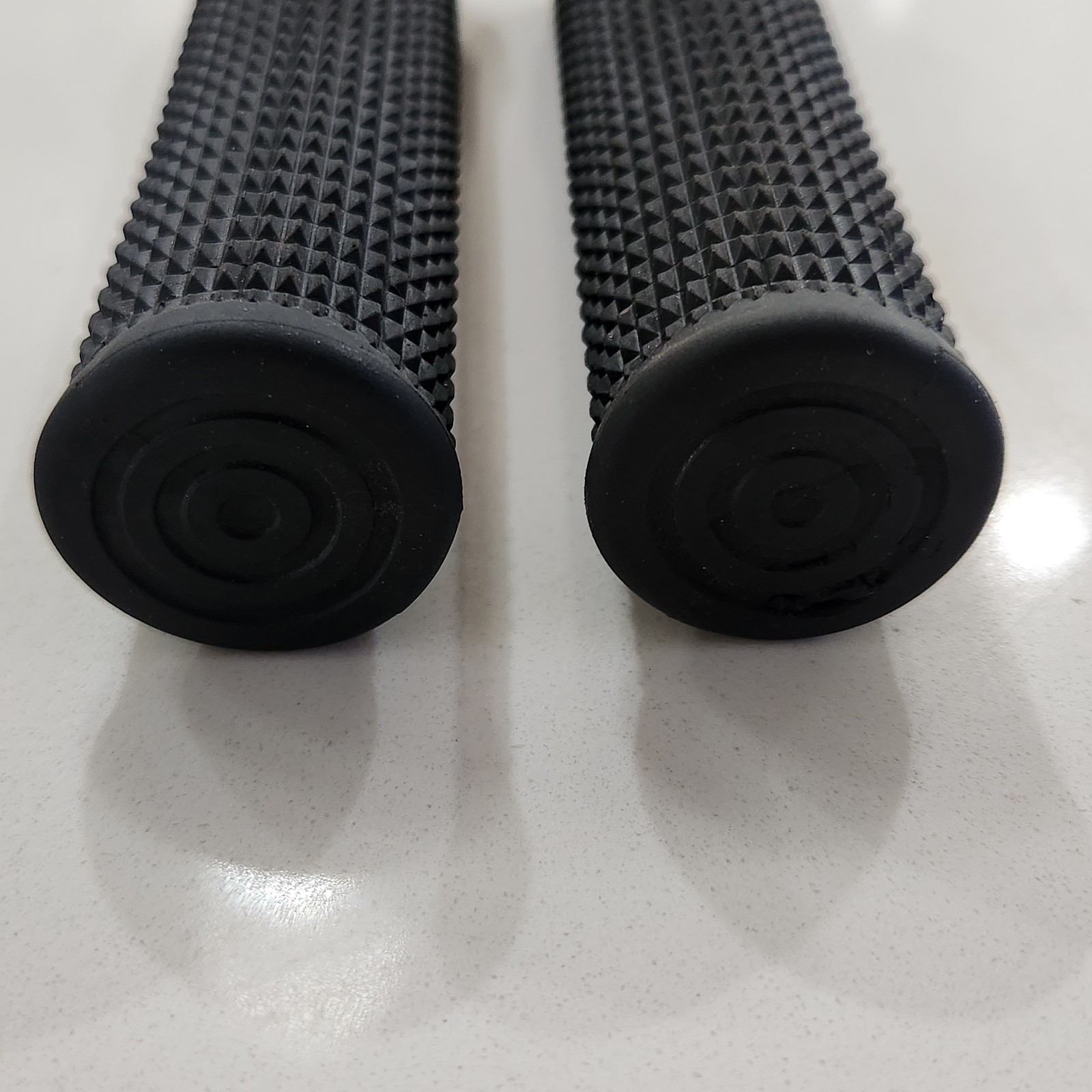 Santa Cruz Bicycles House Lock-On Grips Mountain Bike Bmx Oem Nice!