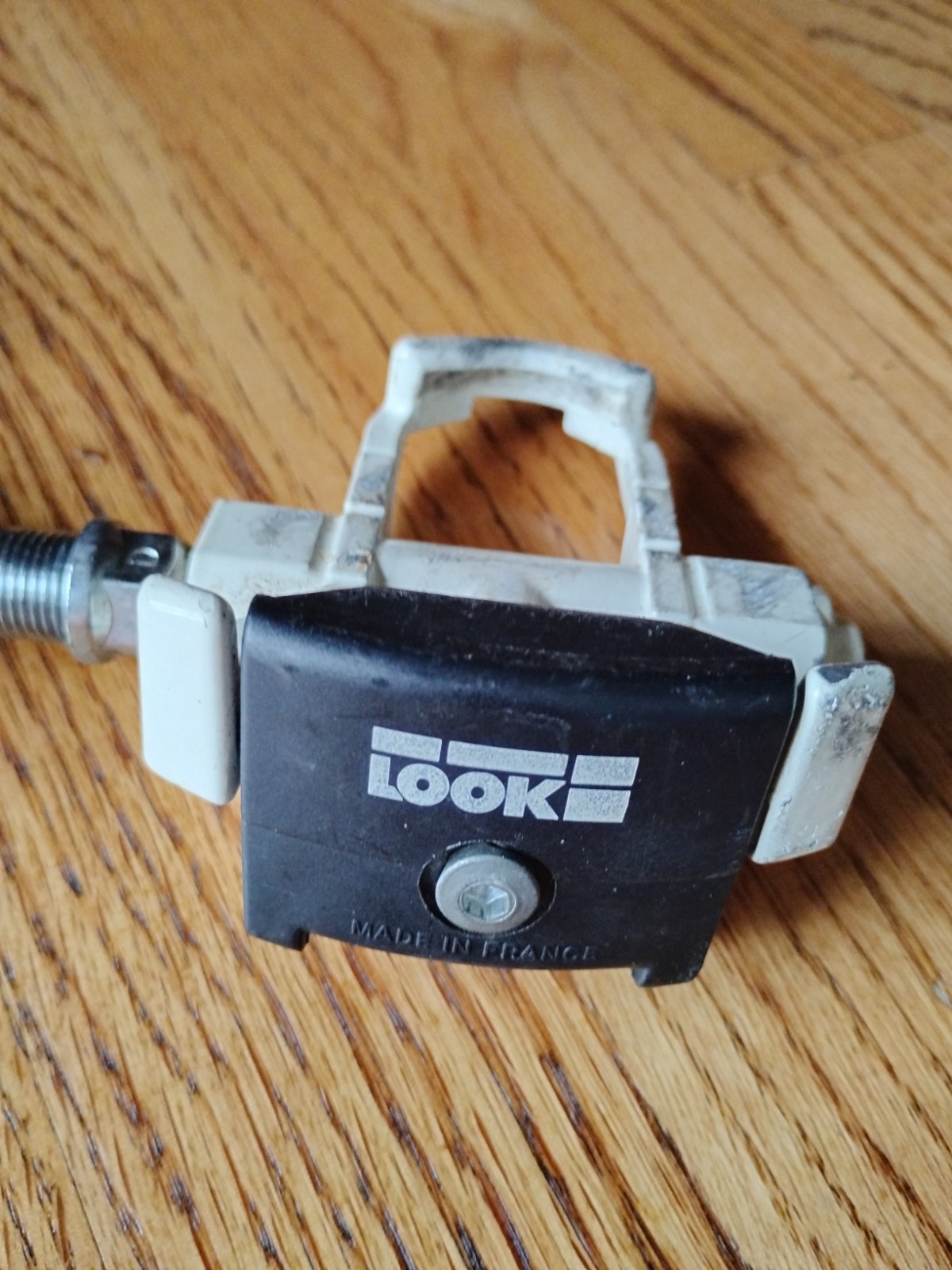 Vintage 1980’s Look Clipless Pedals 9/16″ White