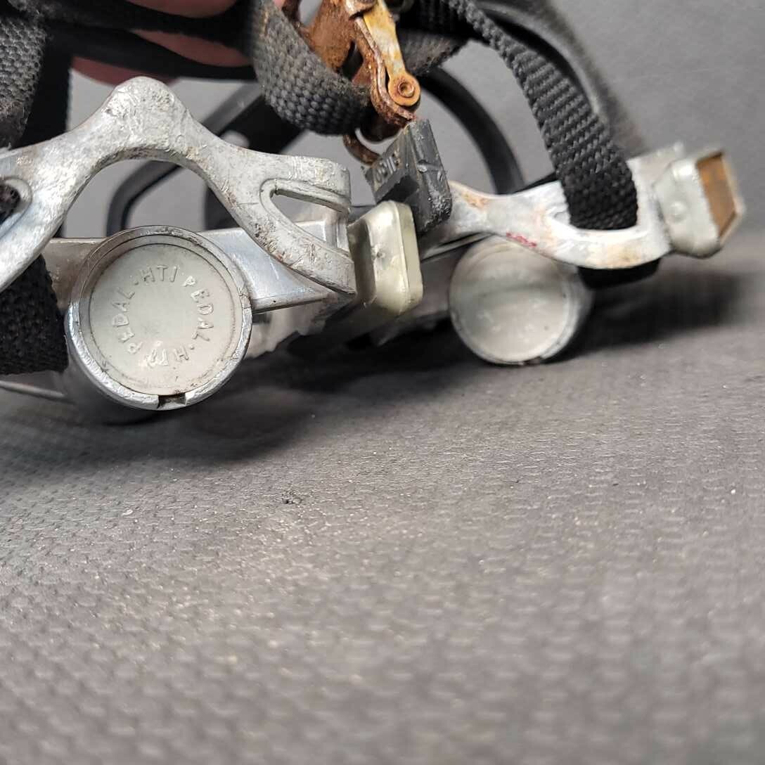 HTI Pedals Alloy A19 Silver 9/16″ Thread w Mismatched Toe Clips Black 70’s Road