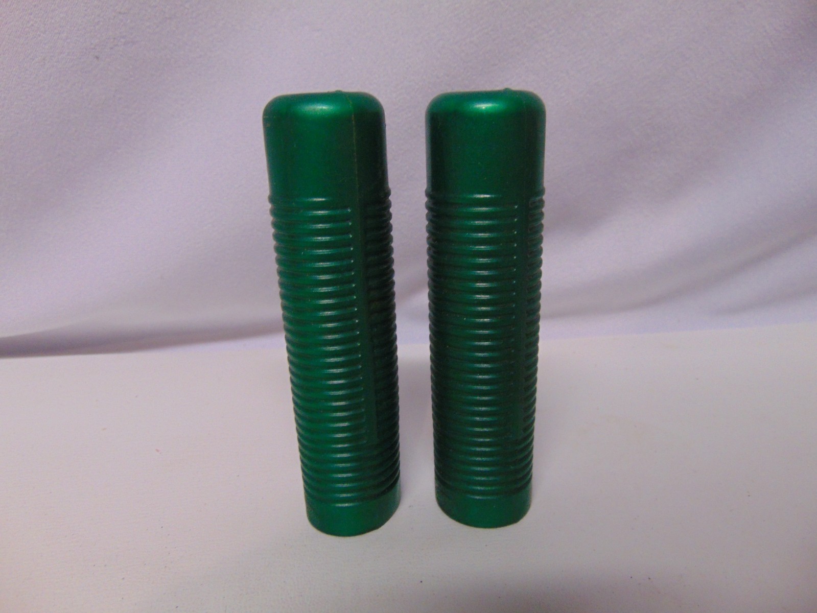 Pair of Vintage Hunt Wilde Green handle bar grips 1″ diameter 4.5″ long