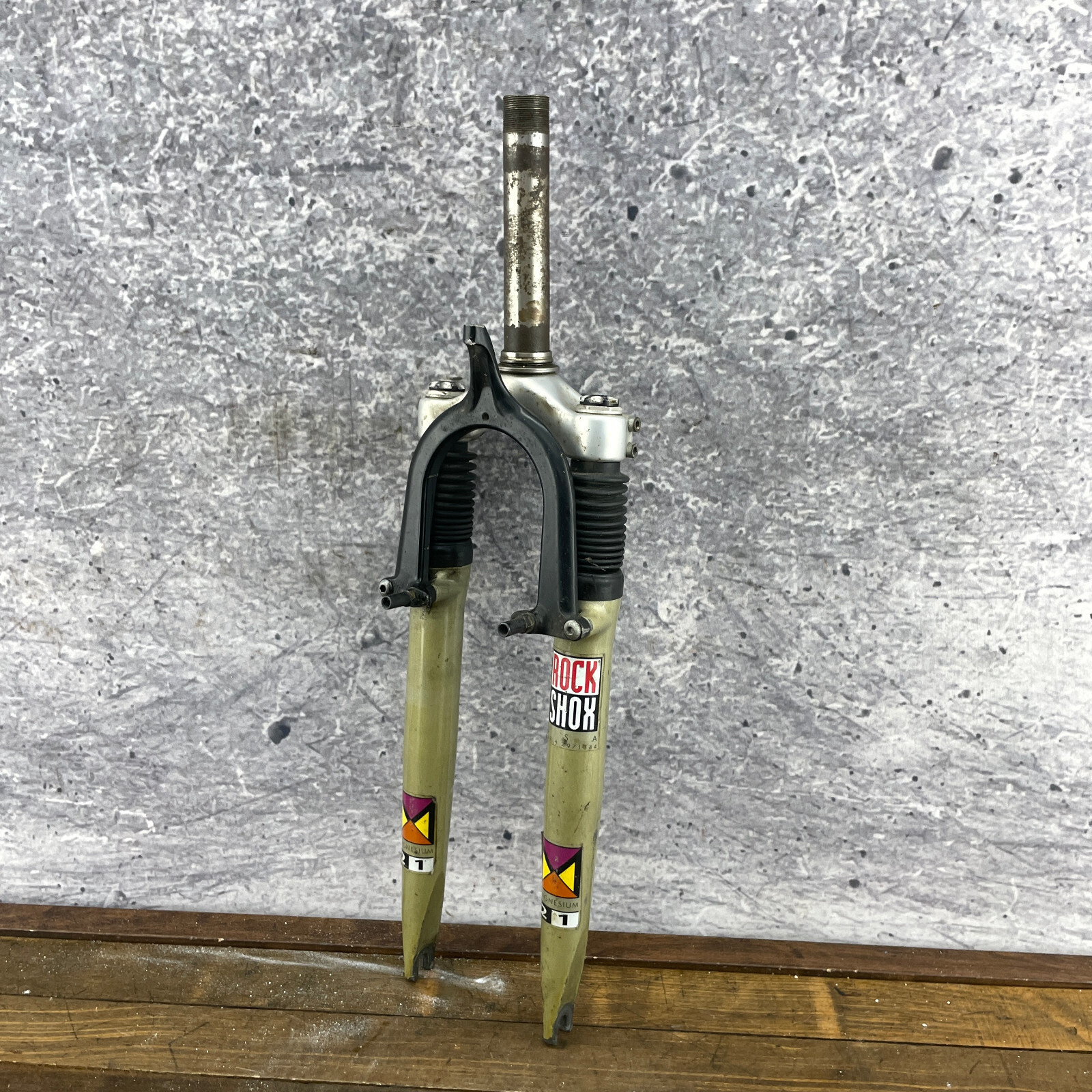 Vintage Rock Shox Mag21 Fork 1 in Threaded 26 in 5.5″ Steerer 26 Mag 21 1″ Parts