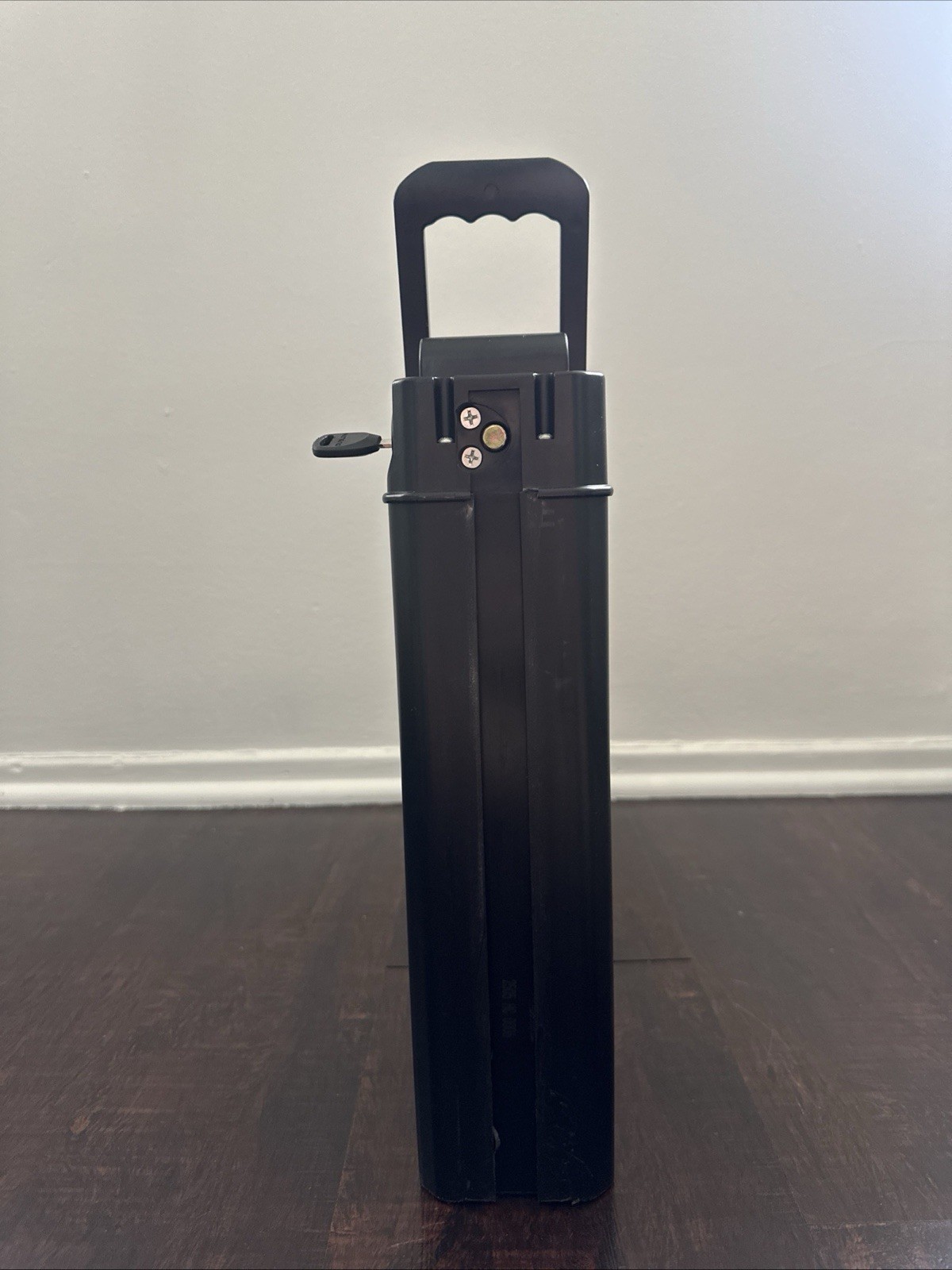 An ebike battery v48,500w, working fully good keys are with it and the charger.