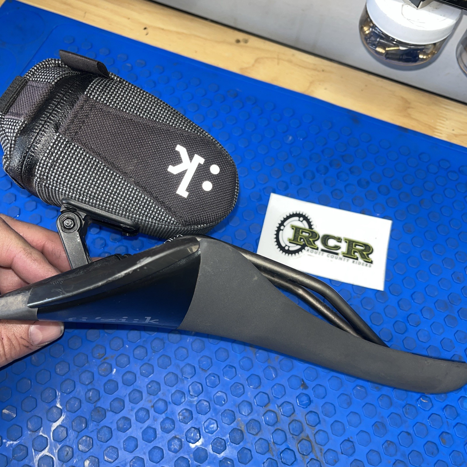 Fizik Aliante R3 Men’s Saddle – Black Carbon With Integrated Seat Bag