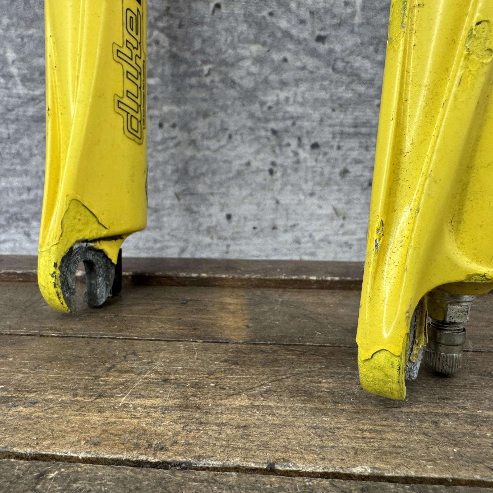 Vintage RockShox Duke Race Suspension Fork 26 1 1/8 Threadless V-Brake Yellow