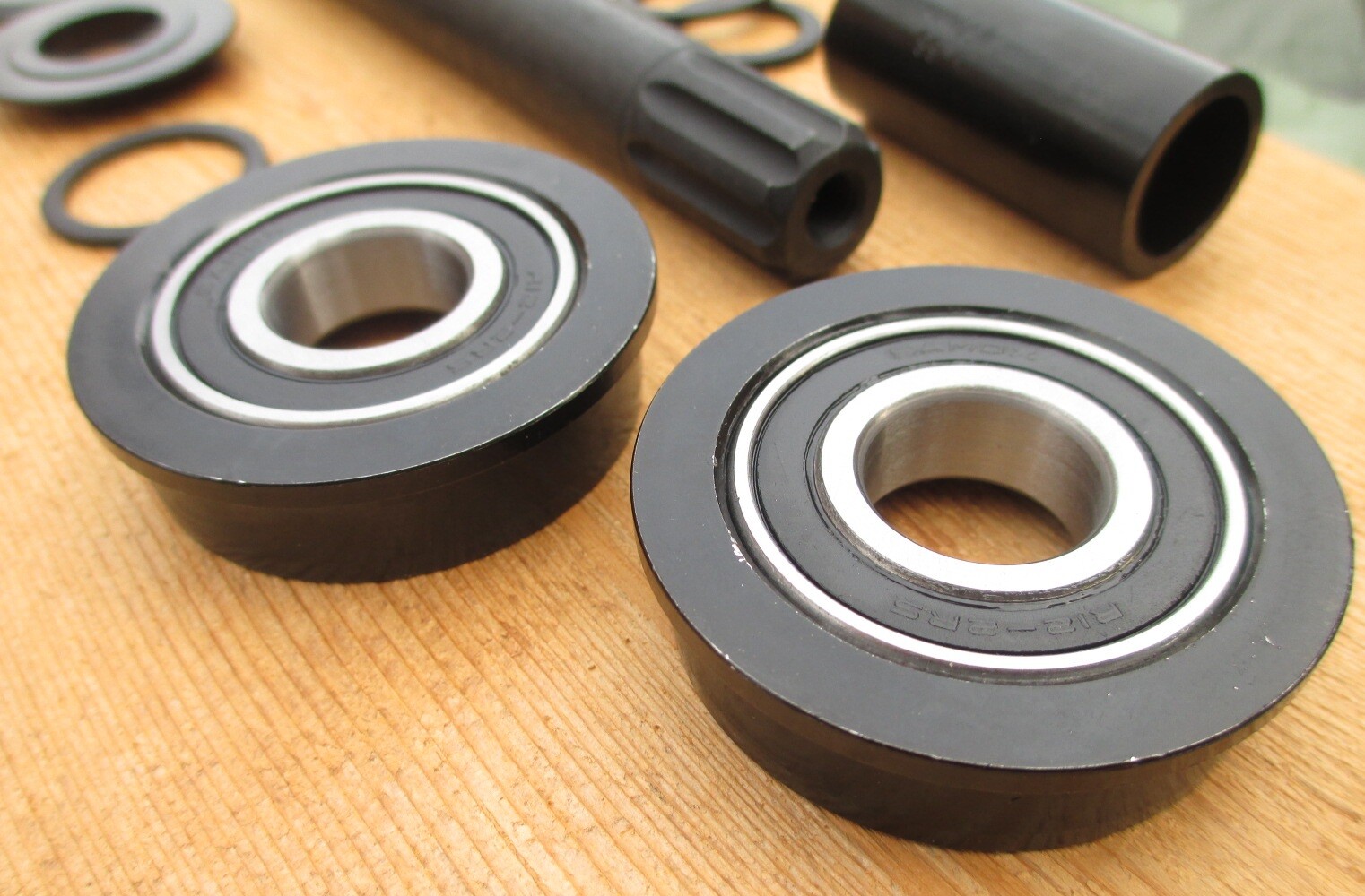 SEALED AMERICAN BOTTOM BRACKET, FREE AGENT 3-Piece,8-Spline Spindles