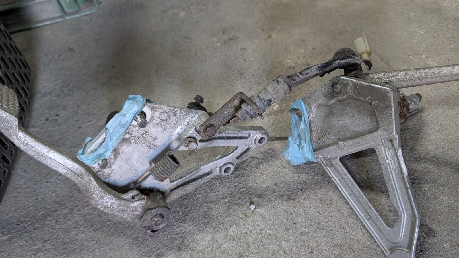 Kawasaki ZX-4 ZX400G Genuine OEM Left Right Footpeg Step Shift Linkage Set 38k