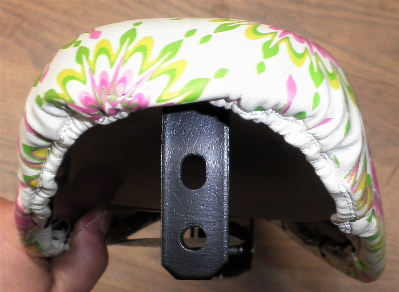 SCHWINN WHITE/PINK BANANA BICYCLE SEAT/SADDLE BIKE PARTS 656
