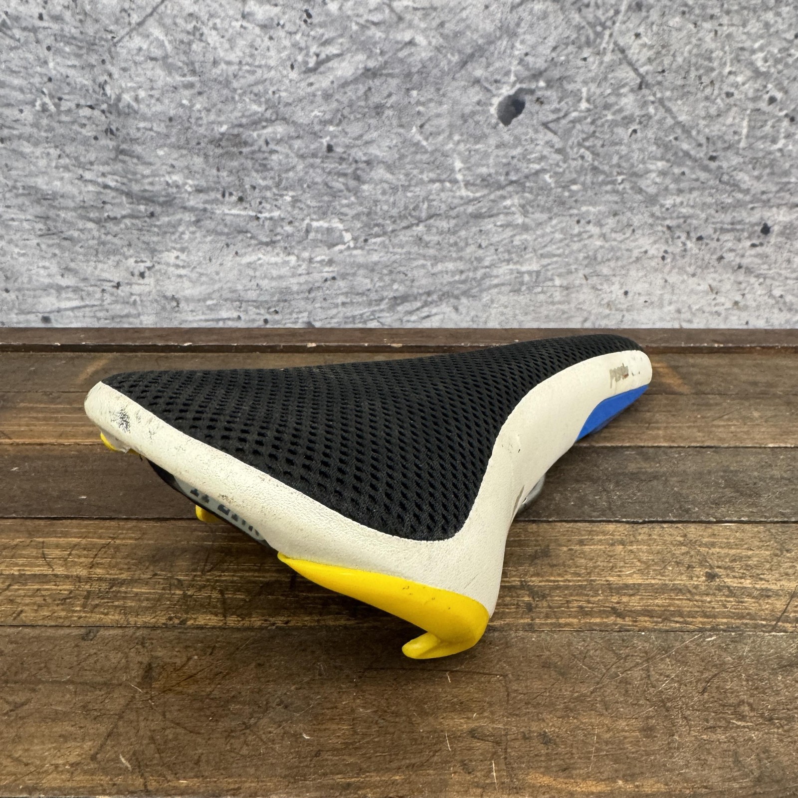 Fi’zi:k Pony Seat Titanium Saddle Blue Yellow White 142mm Italy MTB Freeride