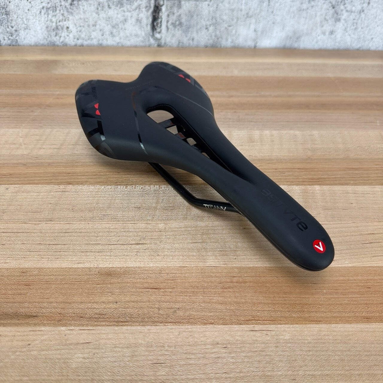 Light Wear Astute SkyLab 135mm TitanV 7x7mm Titanium Rails Bike Saddle