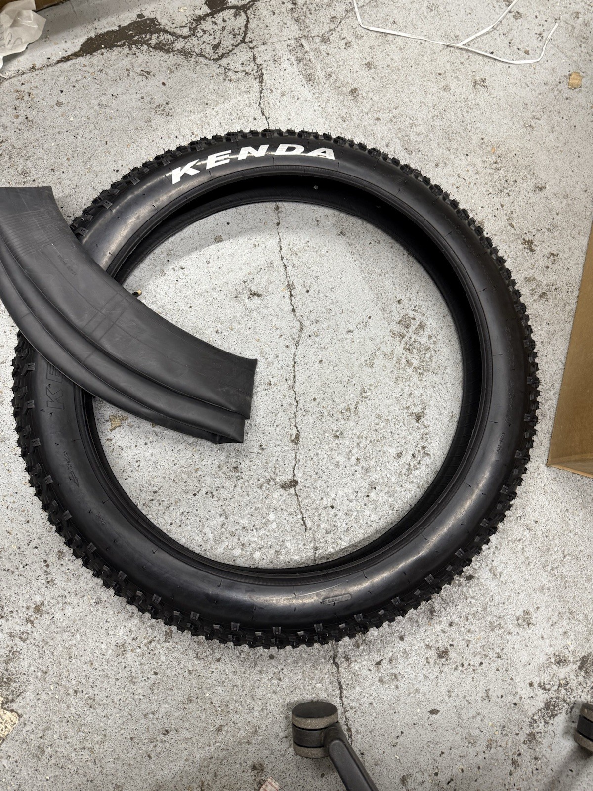 Kenda Krusade Fat Bike Tire, 26″ x 4.0″ With Inner Tube