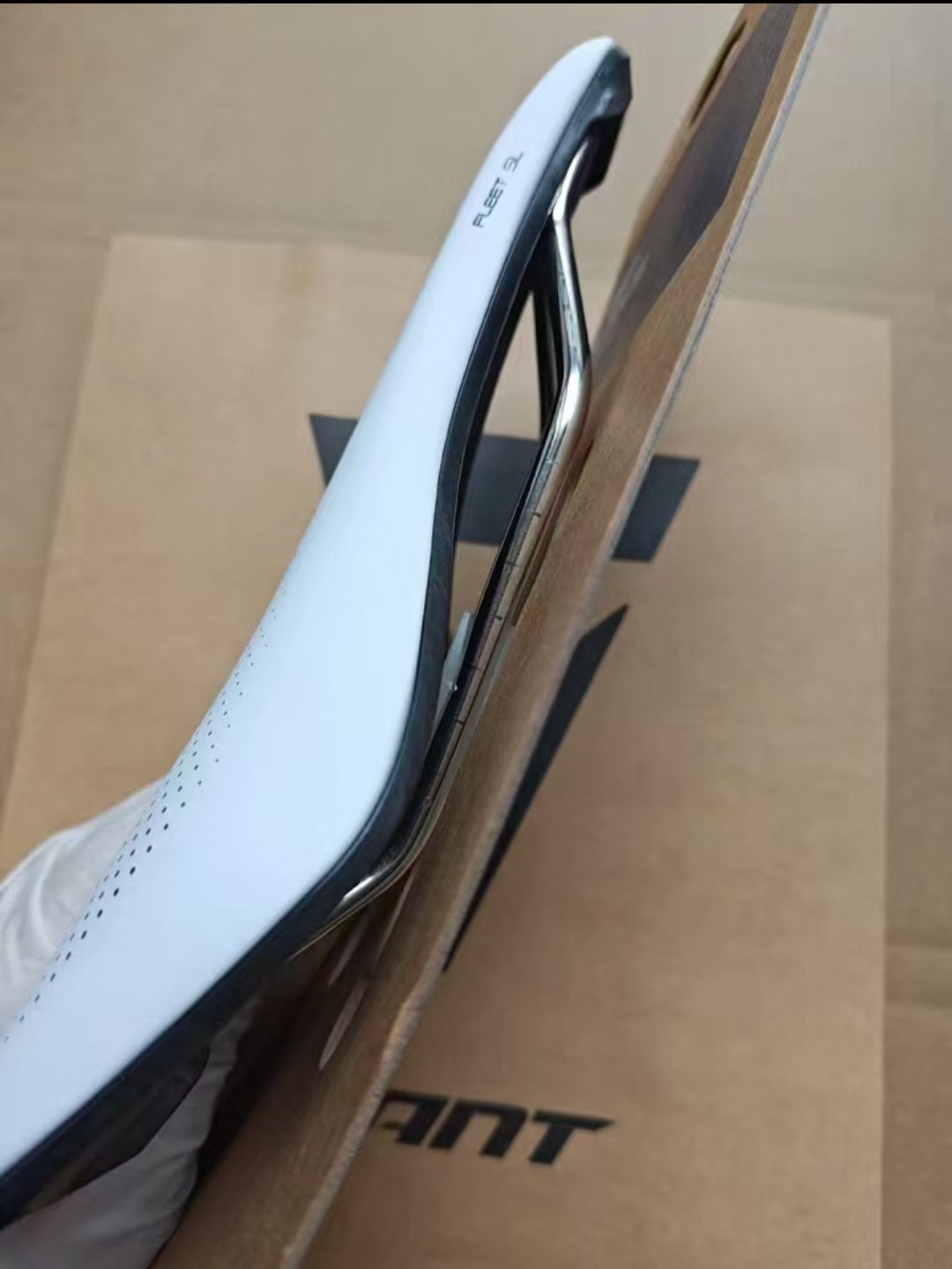 GIANT FLEET SL WHITE SADDLE 248X145MM SHORT NOSE CARBON COMPOSITE WEIGHT 222g