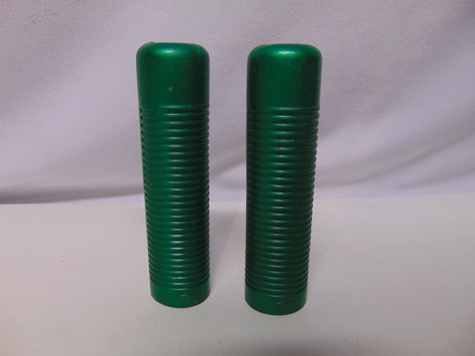Pair of Vintage Hunt Wilde Green handle bar grips 1″ diameter 4.5″ long