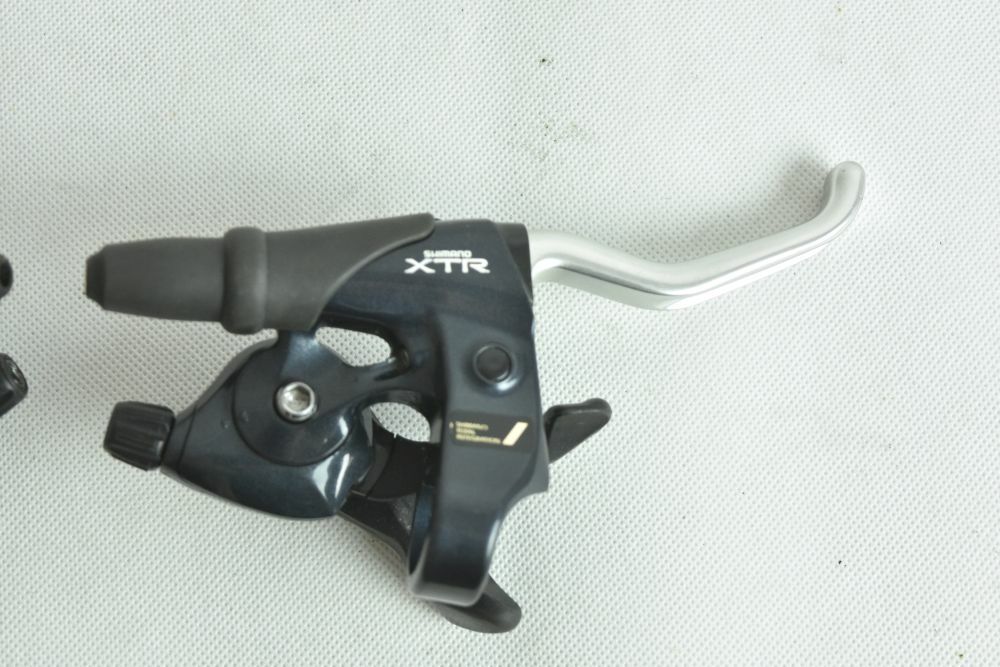 SHIMANO XTR st-m900 shifting brake levers 3×8 NOS – NEVER USED !