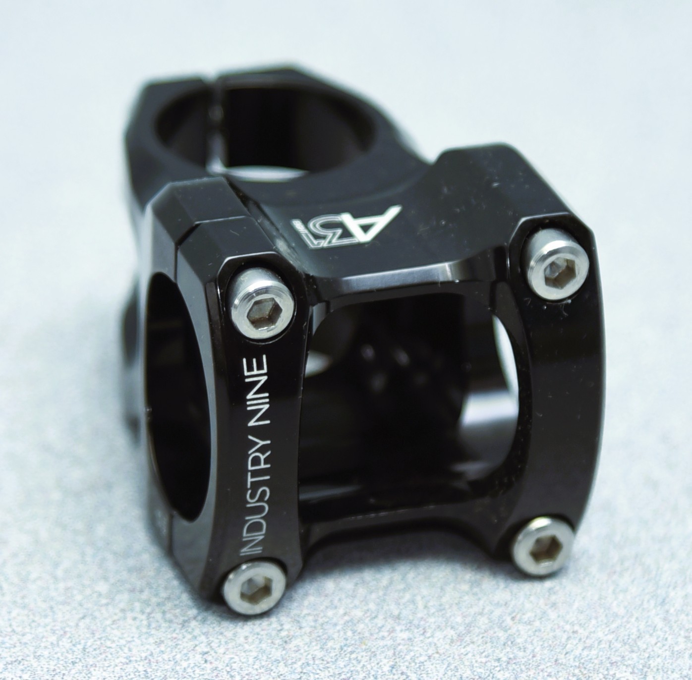 Industry Nine A318 Stem – 40mm, 31.8mm Clamp, +/-4.4, 1 1/8″, Aluminum, Black
