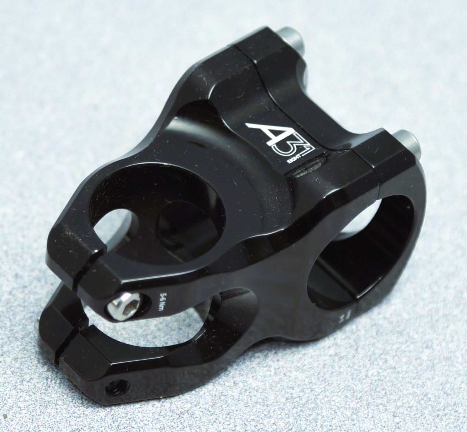 Industry Nine A318 Stem – 40mm, 31.8mm Clamp, +/-4.4, 1 1/8″, Aluminum, Black