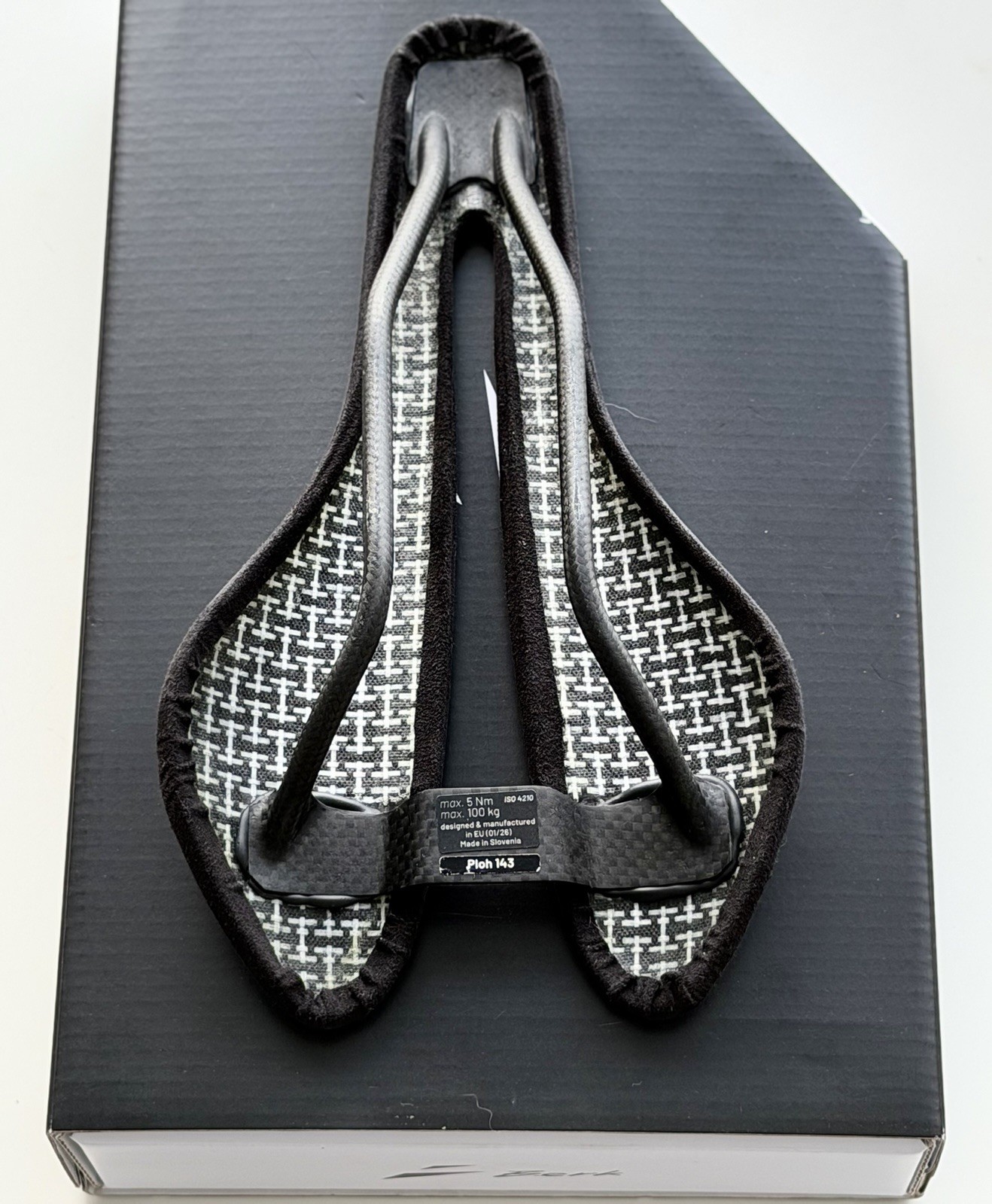 Berk Ploh Carbon Rails Saddle 143mm, Double Padded, Alcantara: 98 g ± 5 g
